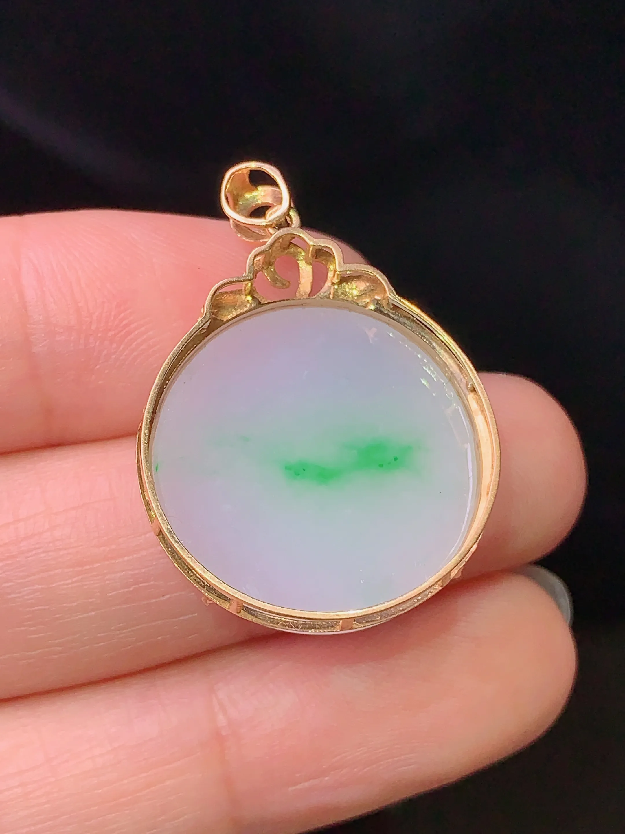 18k金钻镶嵌飘绿圆牌吊坠 玉质细腻 色泽艳丽 水润亮眼  整体尺寸28.6*20.8*7