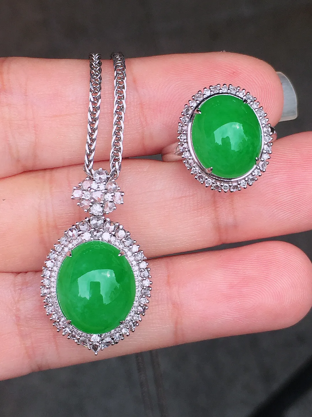 阳绿蛋面套装（吊坠+戒指），色泽均匀艳丽，玉质细腻，荧光感超
强，饱满圆润，尽显优雅气质，18k
金