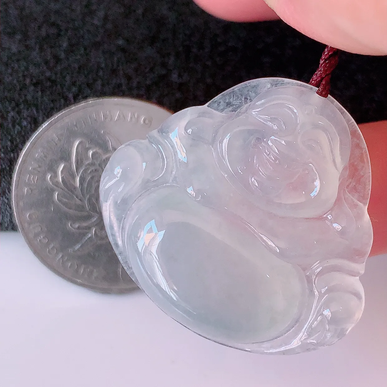 自然光实拍，冰种佛公翡翠吊坠，饱满， 佛公亦保平安，寓意有福（佛公）相伴，品相佳，配戴优雅迷人！#57.26