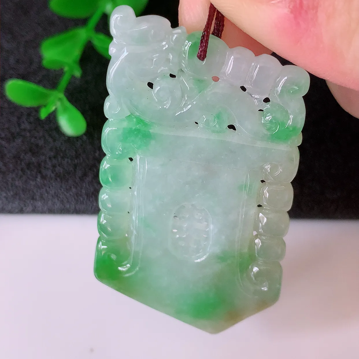 自然光实拍，冰润黄加绿龙腾盛世、龙牌翡翠吊坠，种水好，雕工立体精致，佩戴霸气时尚！#01.26