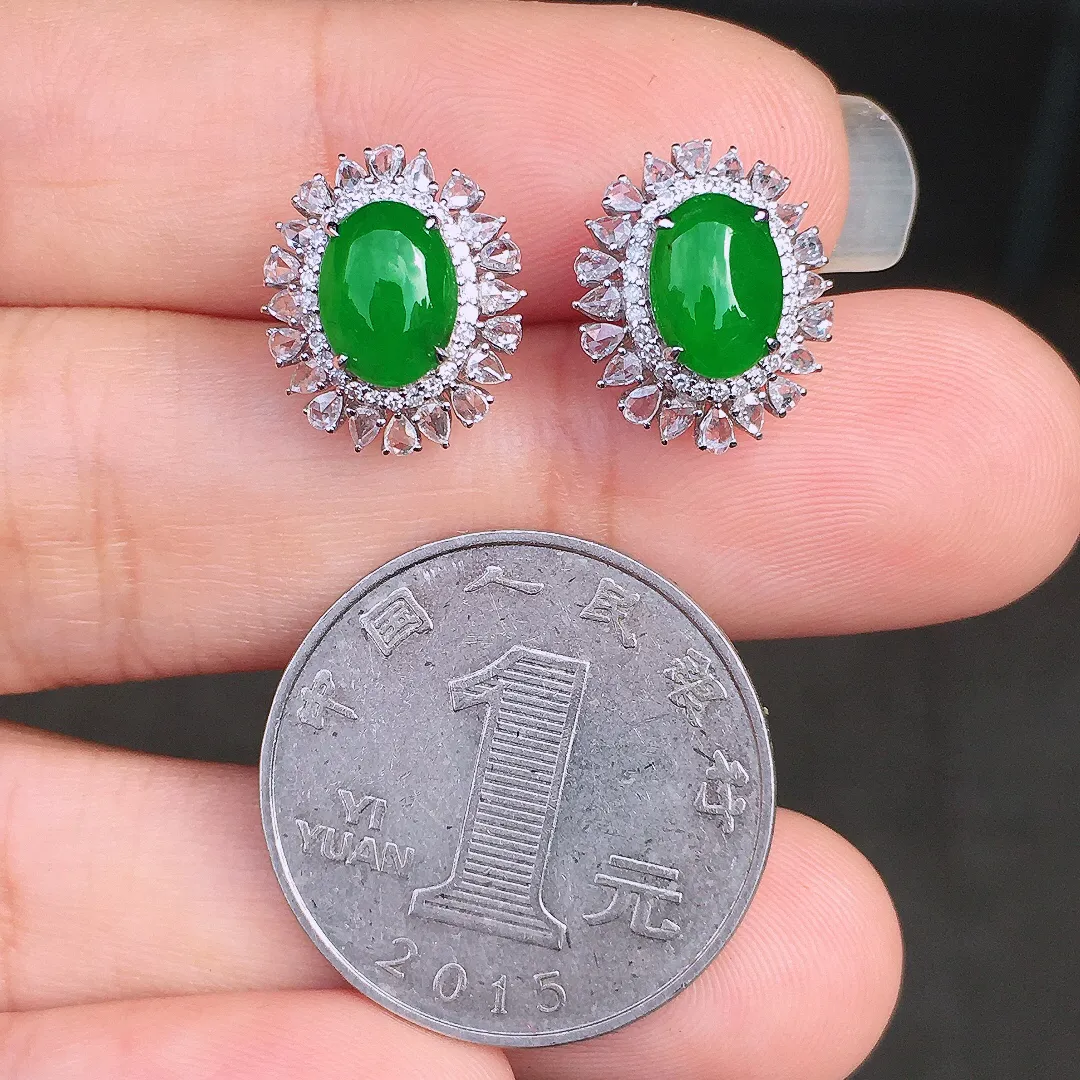 阳绿蛋面耳钉，色泽均匀艳丽，玉质细腻，荧光感超
强，饱满圆润，尽显优雅气质，18k
金豪华镶嵌