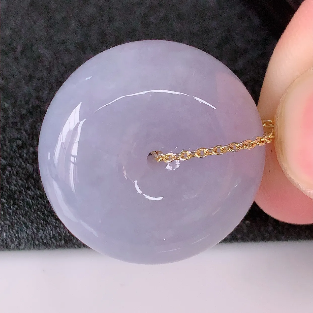 自然光实拍，冰润紫罗兰翡翠平安扣吊坠，形体饱满圆润，平安扣肥嘟嘟的，平平安安，种水很好，配戴精美！#