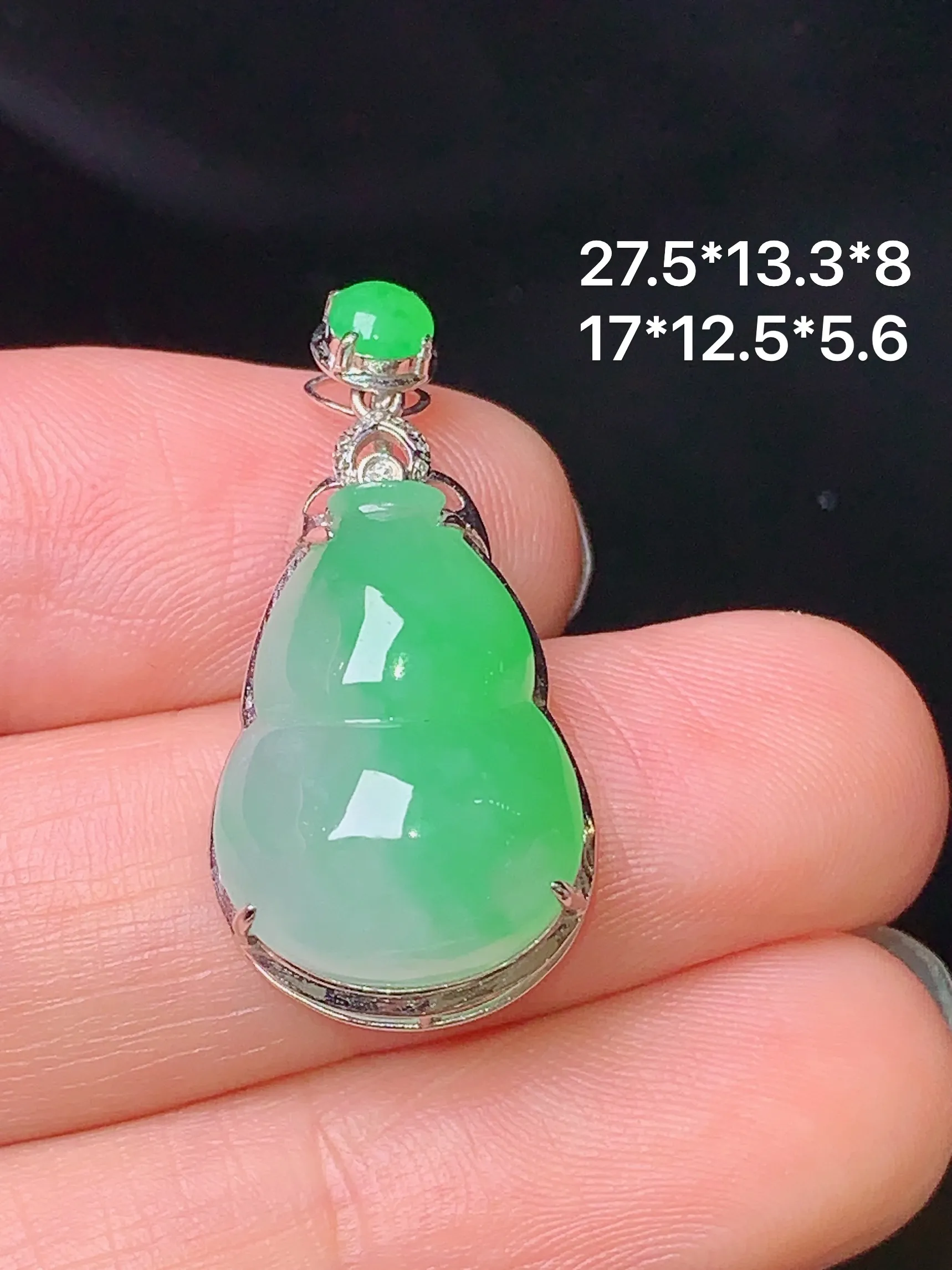 18k金钻镶嵌翠绿葫芦吊坠 玉质细腻 色泽艳丽 水润亮眼  整体尺寸27.5*13.3*8