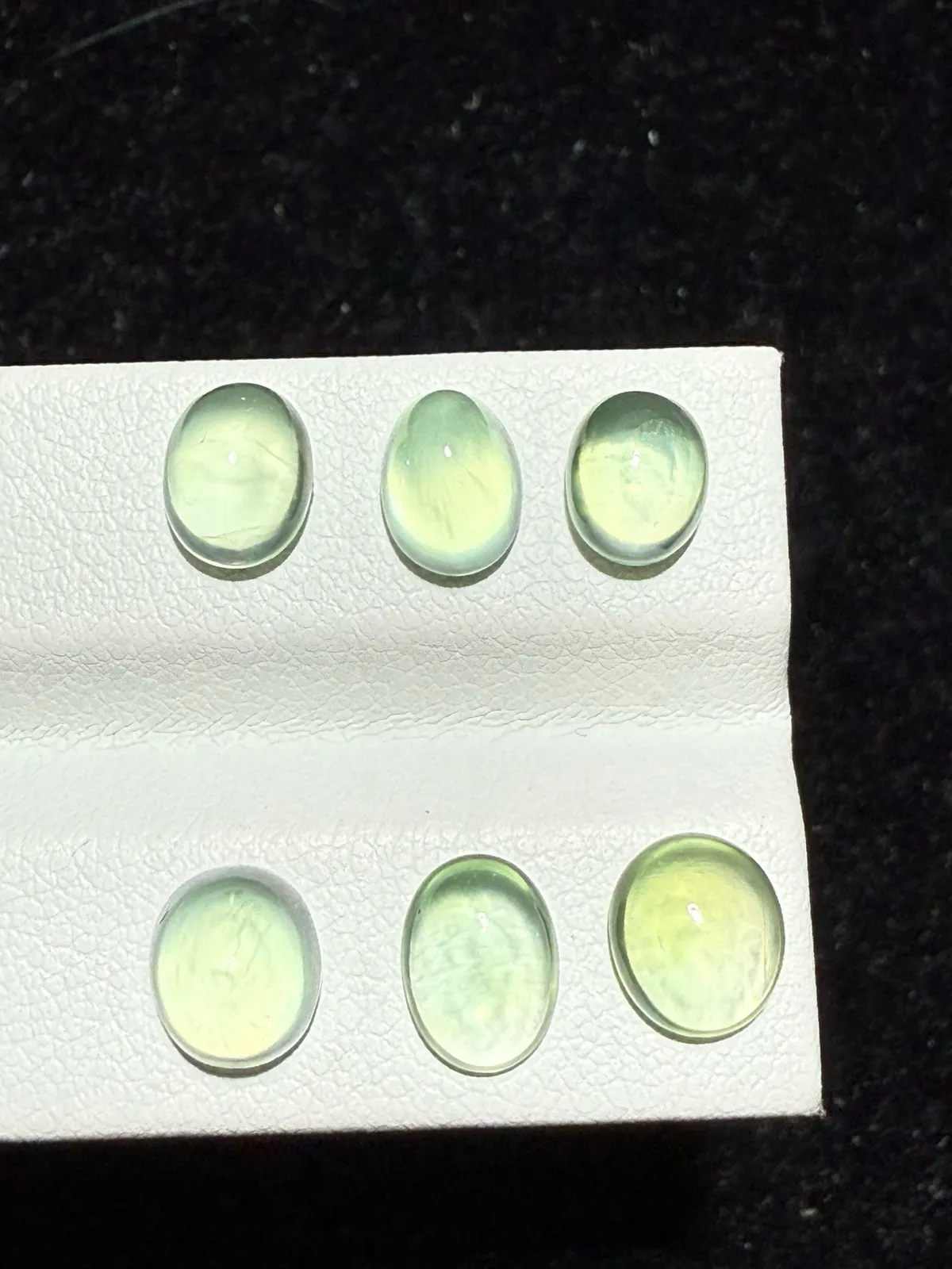 8.88ct天然葡萄石裸石，尺寸7.1*5.7*4.2mm，颜色美艳 ，微棉，冰透，起荧光