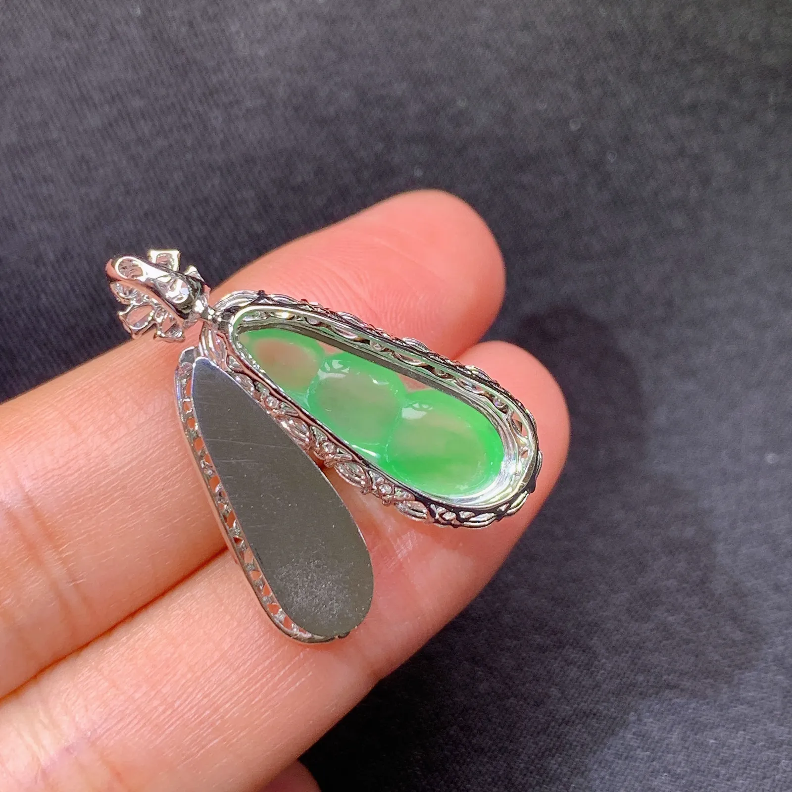 冰阳绿福豆吊坠，18k金镶嵌，冰润色阳，玉质细腻，种水足 尺寸29.7*10.3*9.6