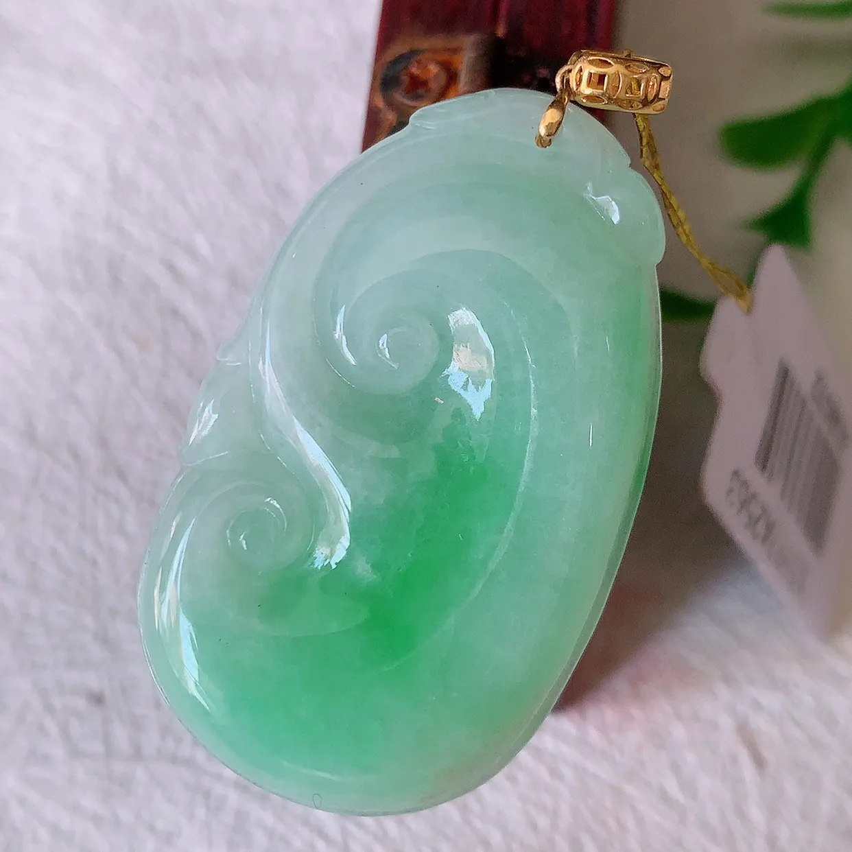 自然光实拍，18k金镶嵌飘绿翡翠如意吊坠，寓意顺心如意，事事如意，吉祥如意，细腻饱满，色泽鲜艳，称心如意佩戴优雅时尚！#35.26整体43.5裸石38*23.5*5.5