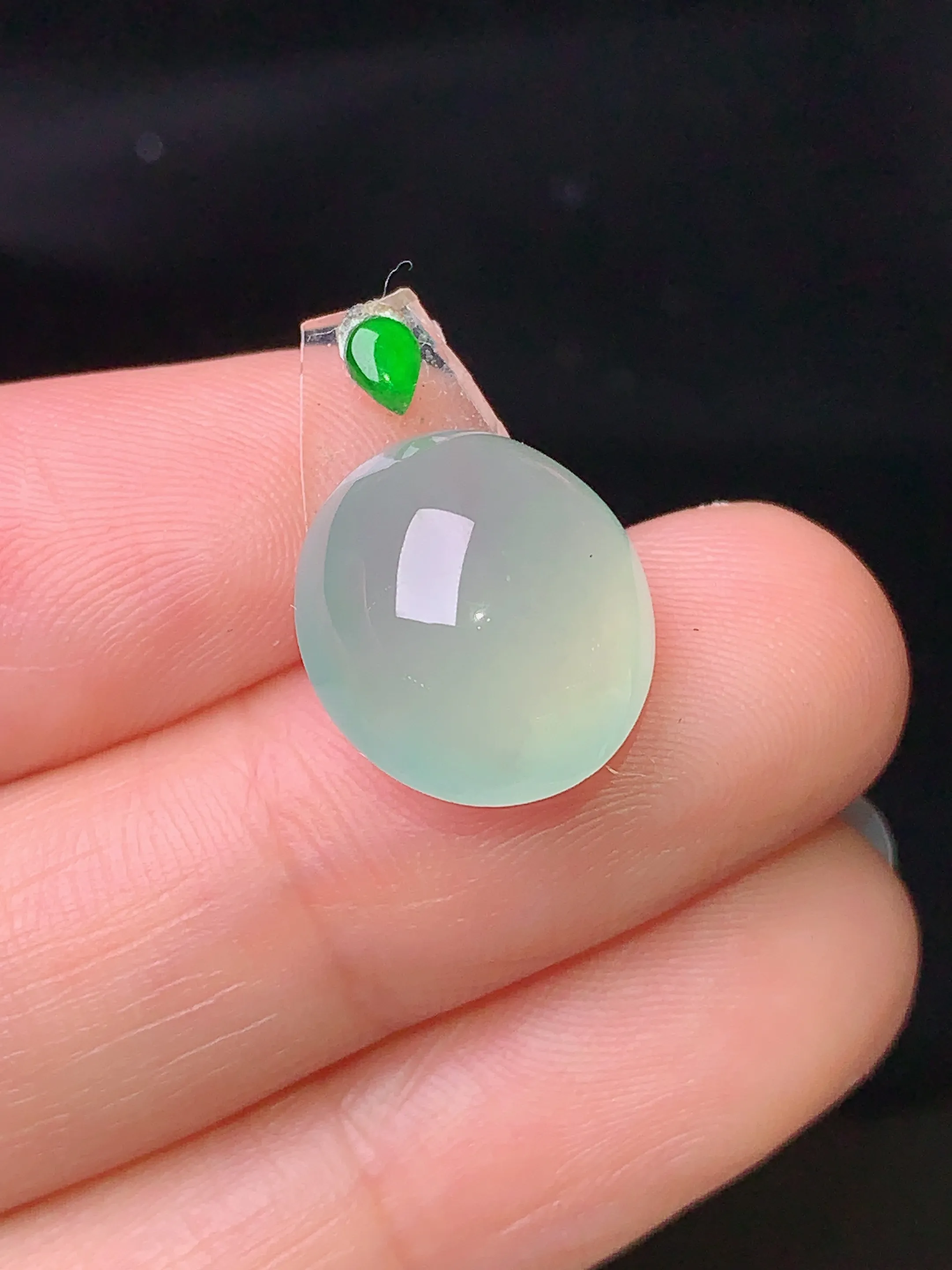 镶嵌款 冰种蛋面吊坠 玉质细腻 色泽艳丽 水润亮眼  整体尺寸13.8*12.3*7.5