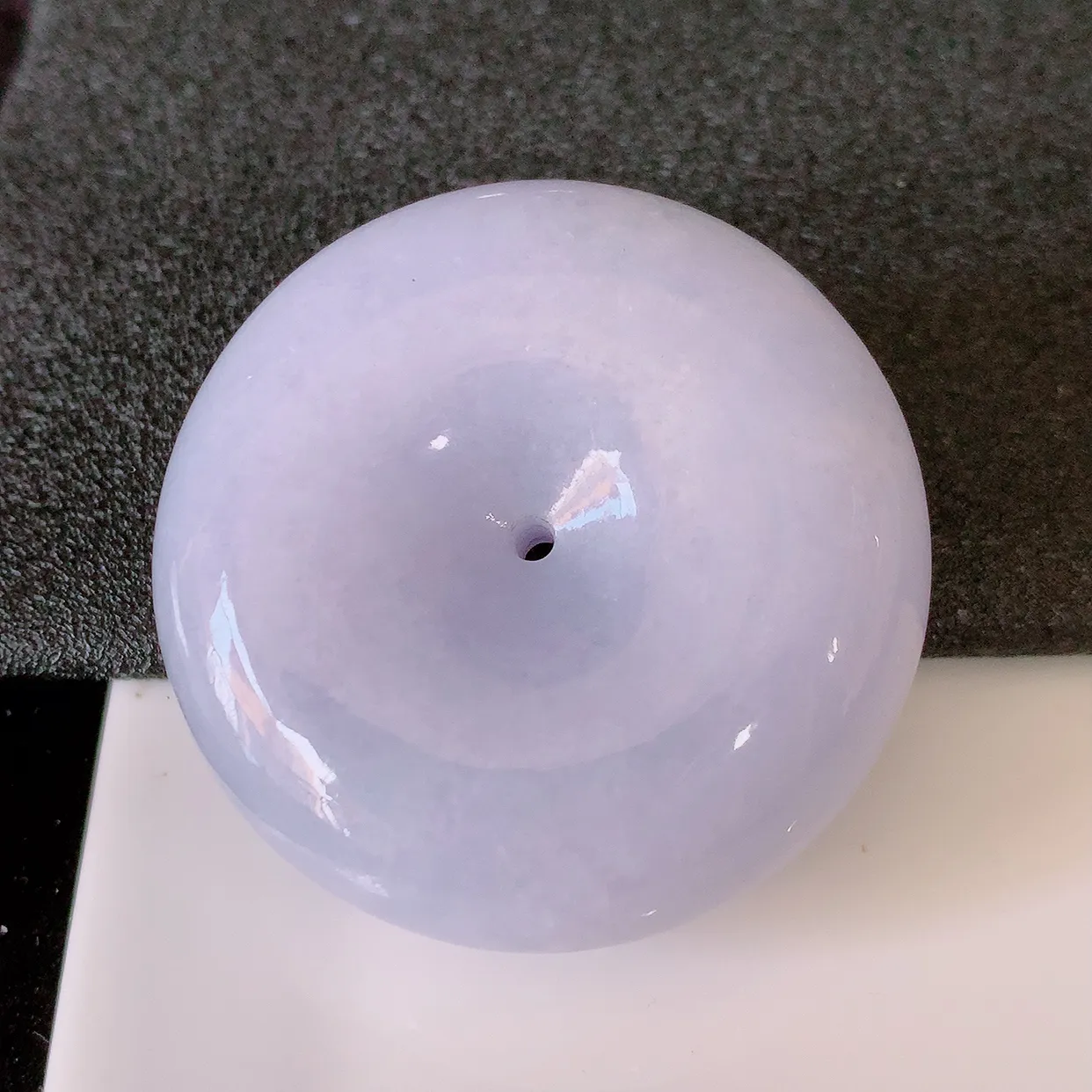 自然光实拍，大件厚装紫罗兰翡翠平安扣吊坠，形体饱满圆润，平安扣肥嘟嘟的，平平安安，平安扣种水很好，配