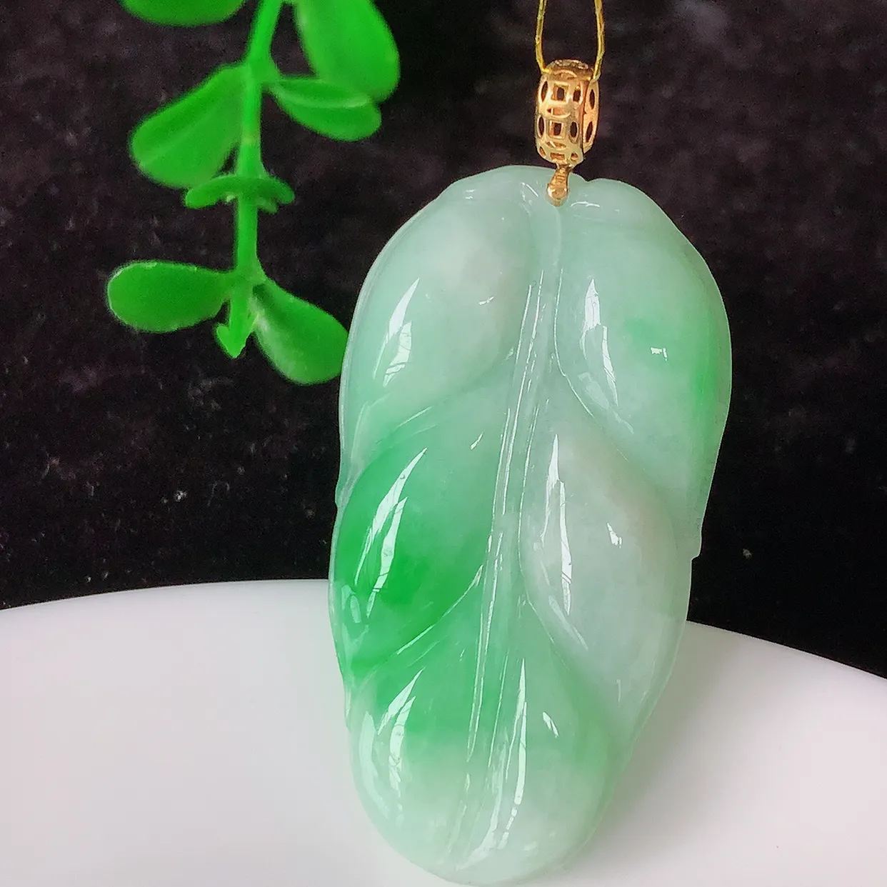 自然光实拍，18K金镶嵌冰润飘绿翡翠叶子吊坠，款式新颖，佩戴效果时尚出众，尽显气质，玉质细腻，美感十足。#35.29