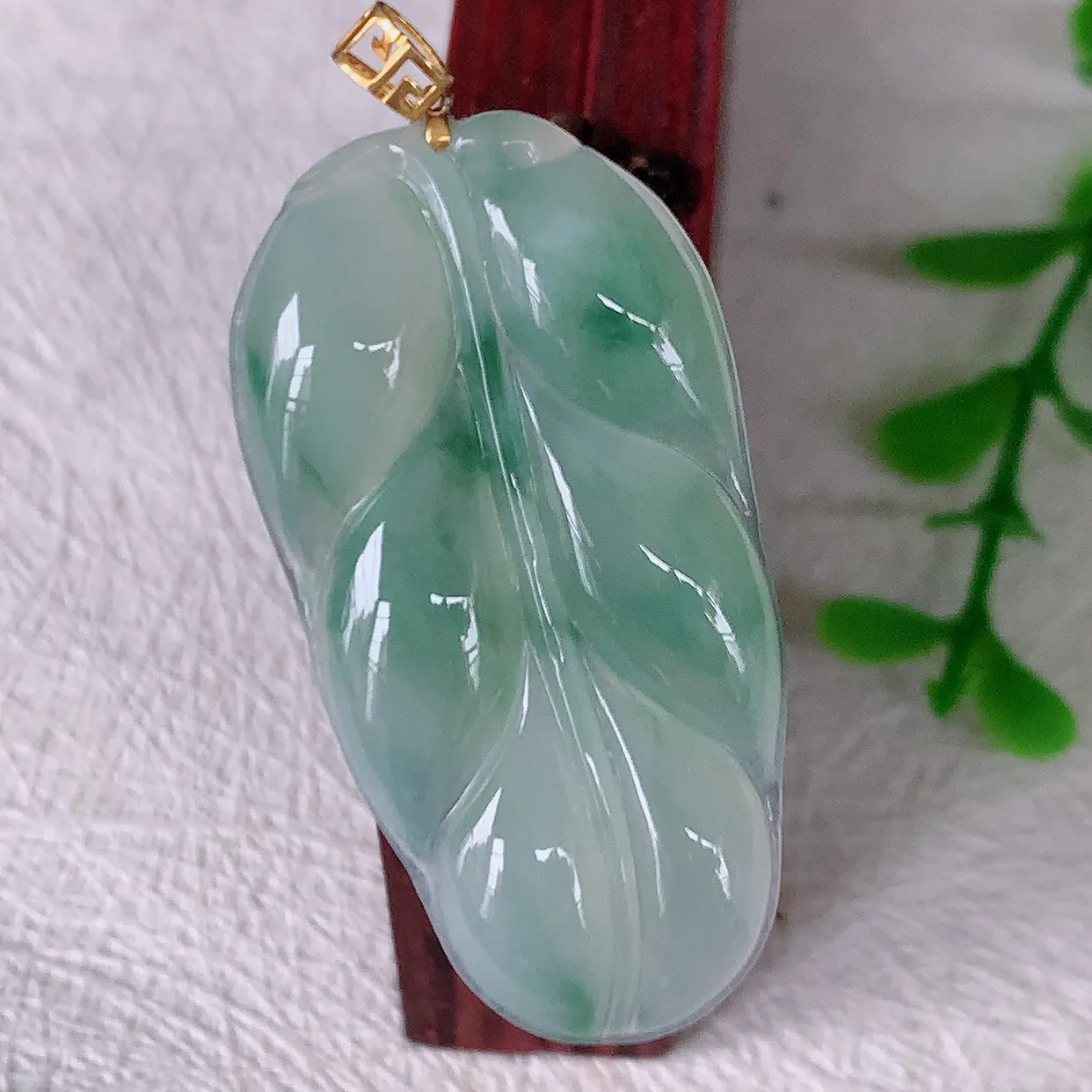 18K金镶嵌冰种飘花翡翠叶子吊坠 ，种水足，色泽清新，工艺精湛，叶子寓意美好；金枝玉叶，事业有成。#93.29整体43.8裸石39*20.5-4.8