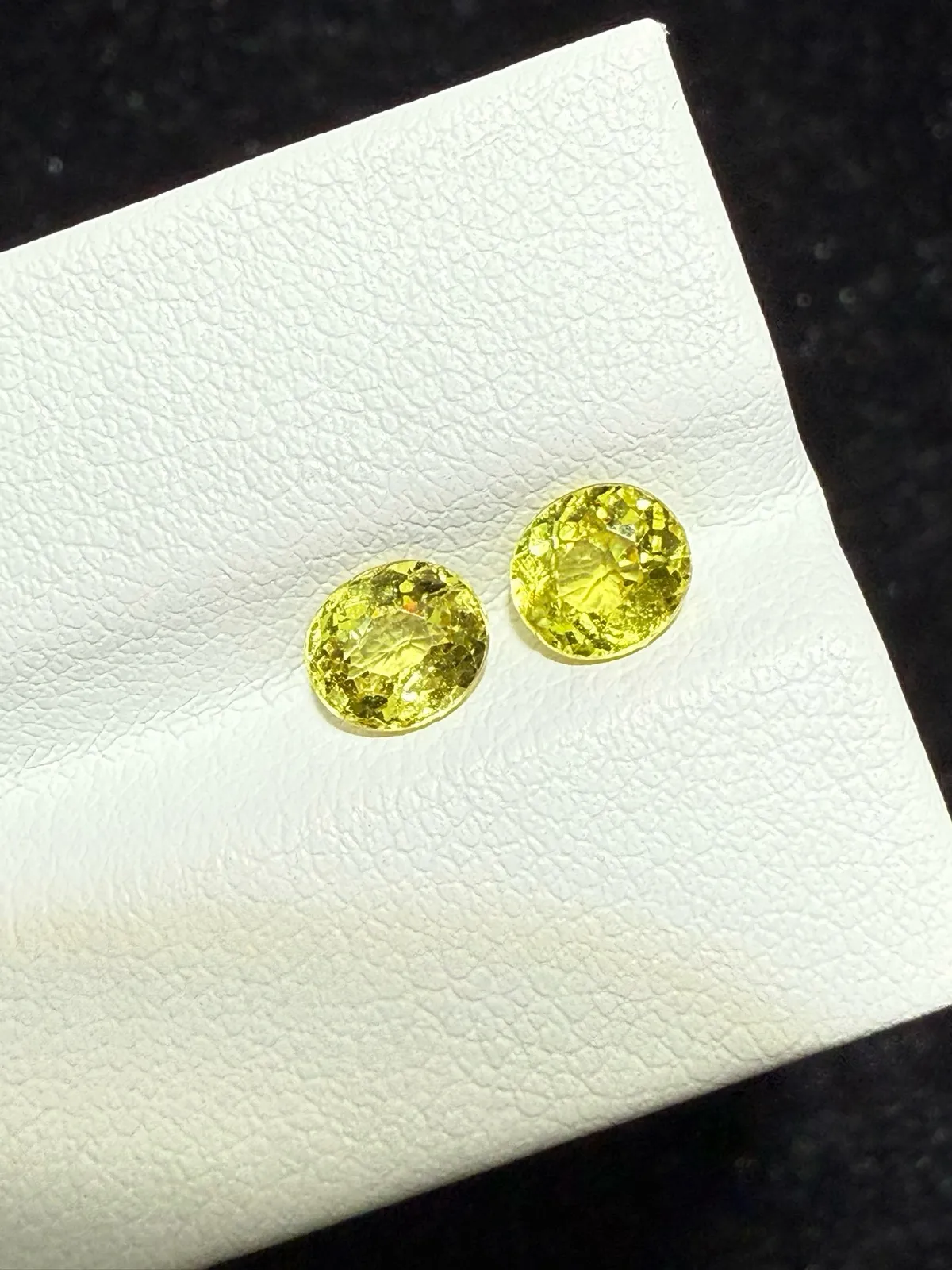 1.47ct天然马里榴石裸石，尺寸5.5*5*3.3毫米，颜色美艳 ，晶体通透，火彩足