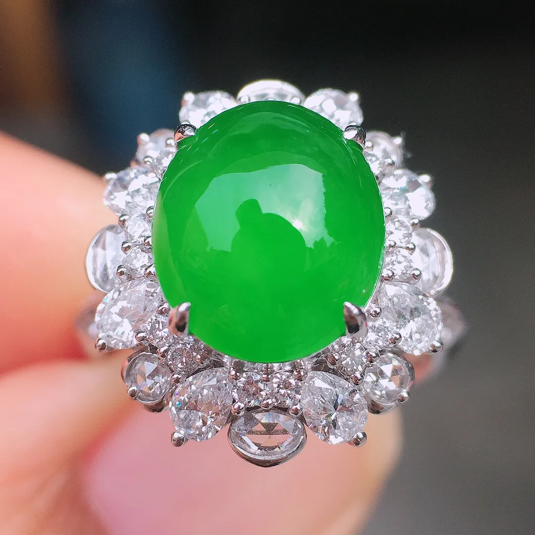 阳绿蛋面戒指，色泽均匀艳丽，玉质细腻，荧光感超
强，饱满圆润，尽显优雅气质，18k
金豪华镶嵌