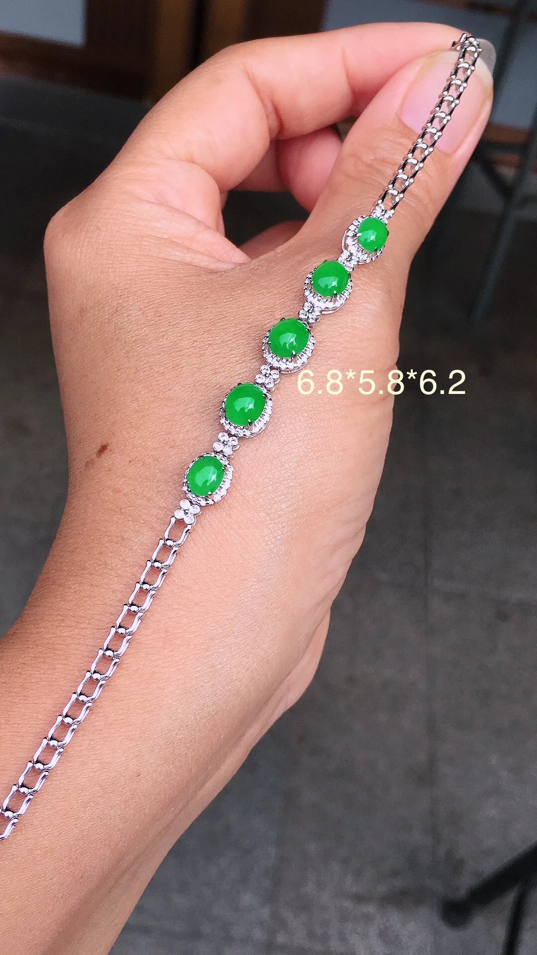 阳绿蛋面手链，色泽均匀艳丽，玉质细腻，荧光感超
强，饱满圆润，尽显优雅气质，18k
金豪华镶嵌