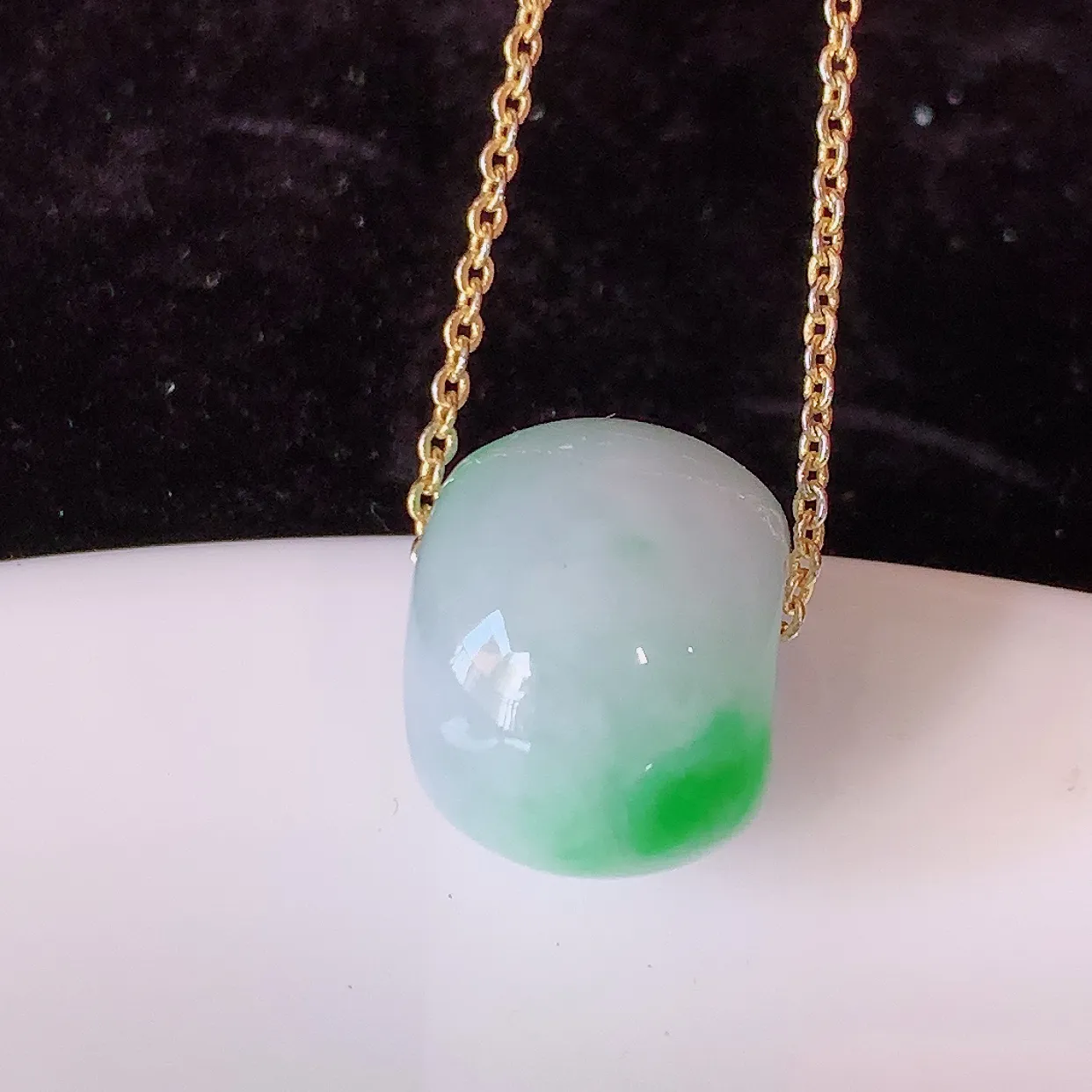 自然光实拍，冰润飘阳绿翡翠路路通吊坠，寓意好运连连，路路畅通，经典款式，财运滚滚，路路通，佩戴效果更好！配图银链子#05.26