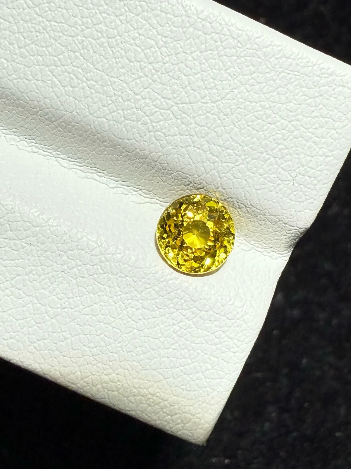 0.965ct天然马里榴石裸石，尺寸5.8*5.8*3.7毫米，颜色美艳 ，晶体通透，火彩足