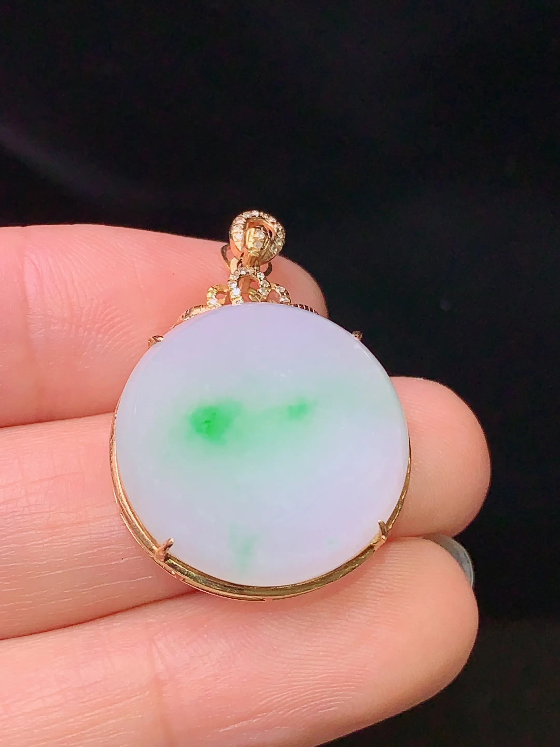 18k金钻镶嵌飘绿圆牌吊坠 玉质细腻 色泽艳丽 水润亮眼  整体尺寸28.6*20.8*7