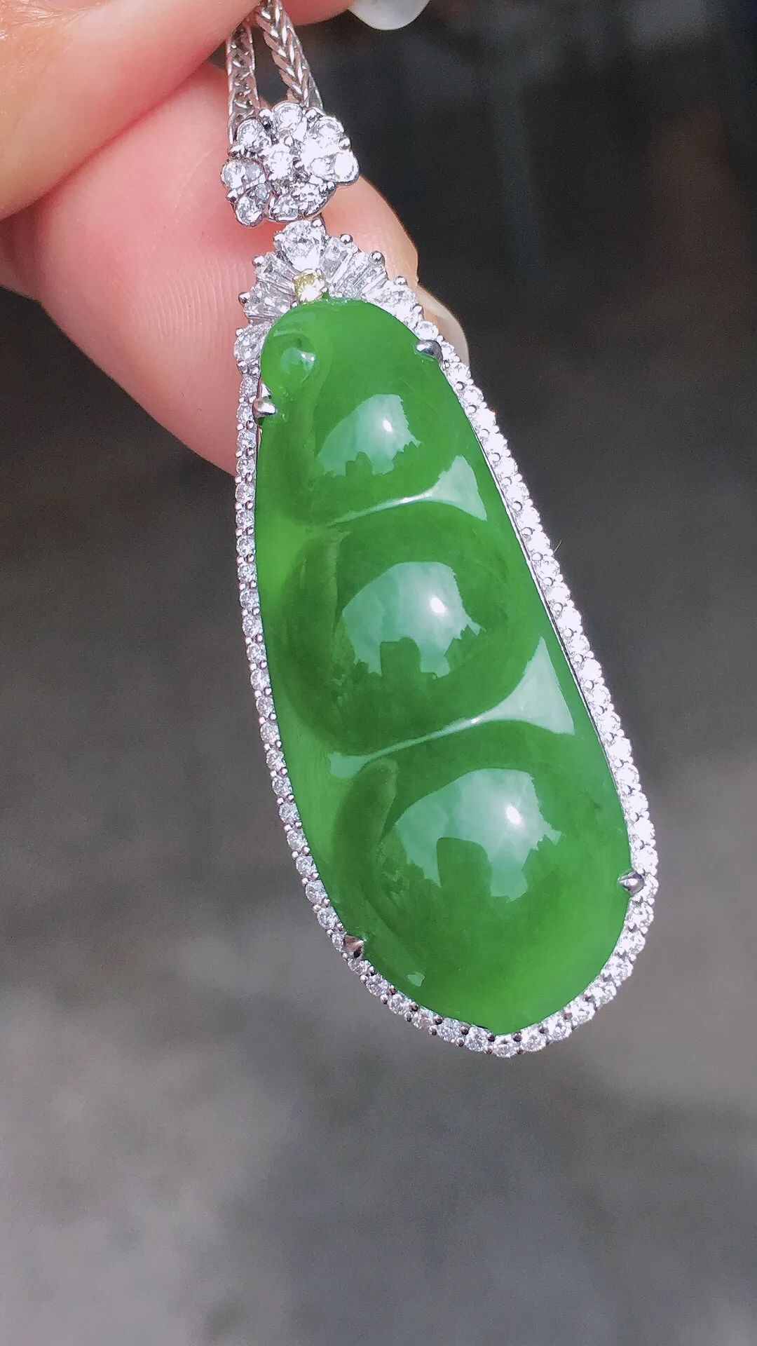 阳绿福豆吊坠，色泽均匀艳丽，玉质细腻，荧光感超
强，饱满圆润，尽显优雅气质，18k
金豪华镶嵌