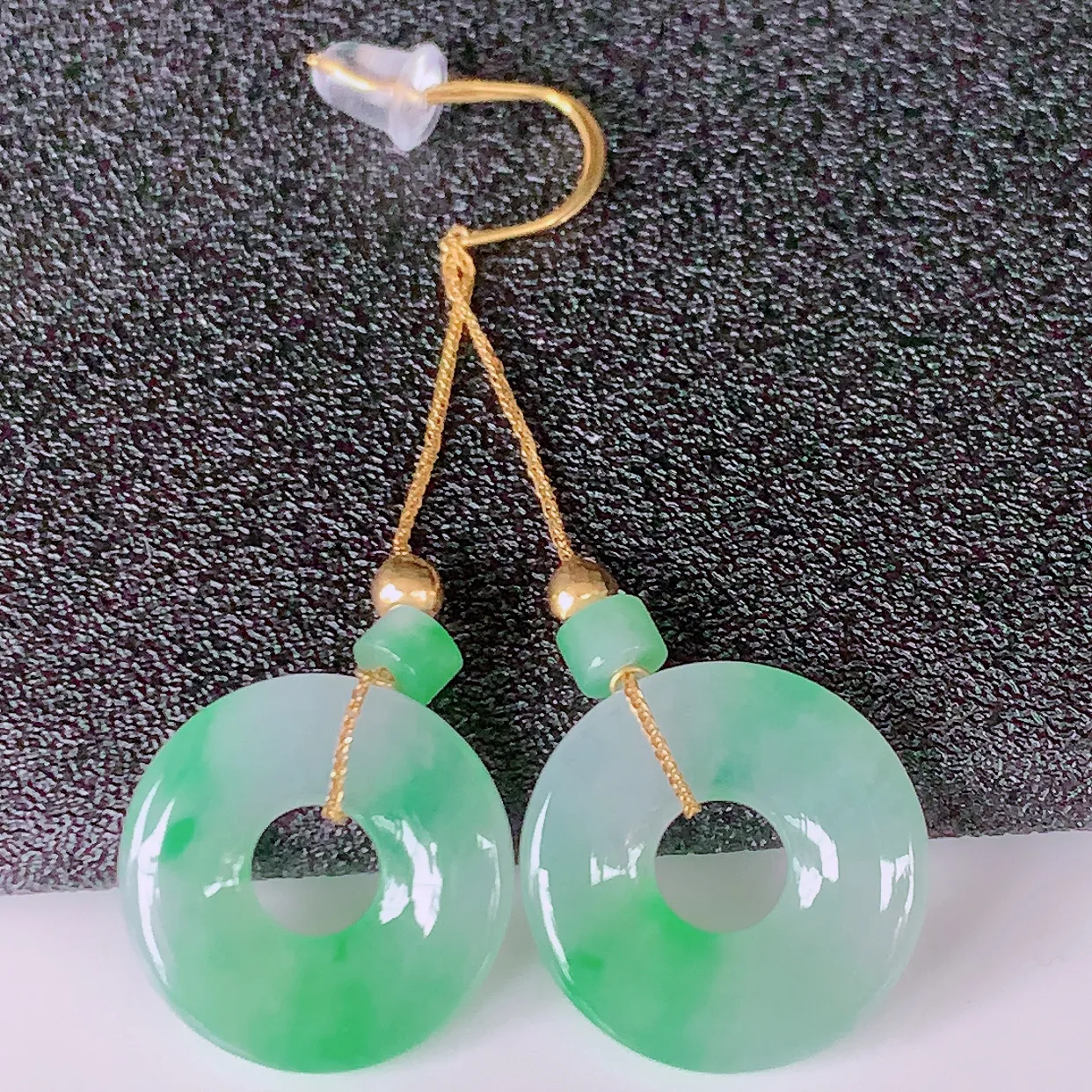 18k金镶嵌冰种飘绿翡翠平安扣耳坠，沁人心脾，耳坠佩戴效果大气出众，尽显气质。种水好，胶感足，颜相当漂亮，高性价比，值得入手品鉴！#41.29整体50.5裸石15.5*3