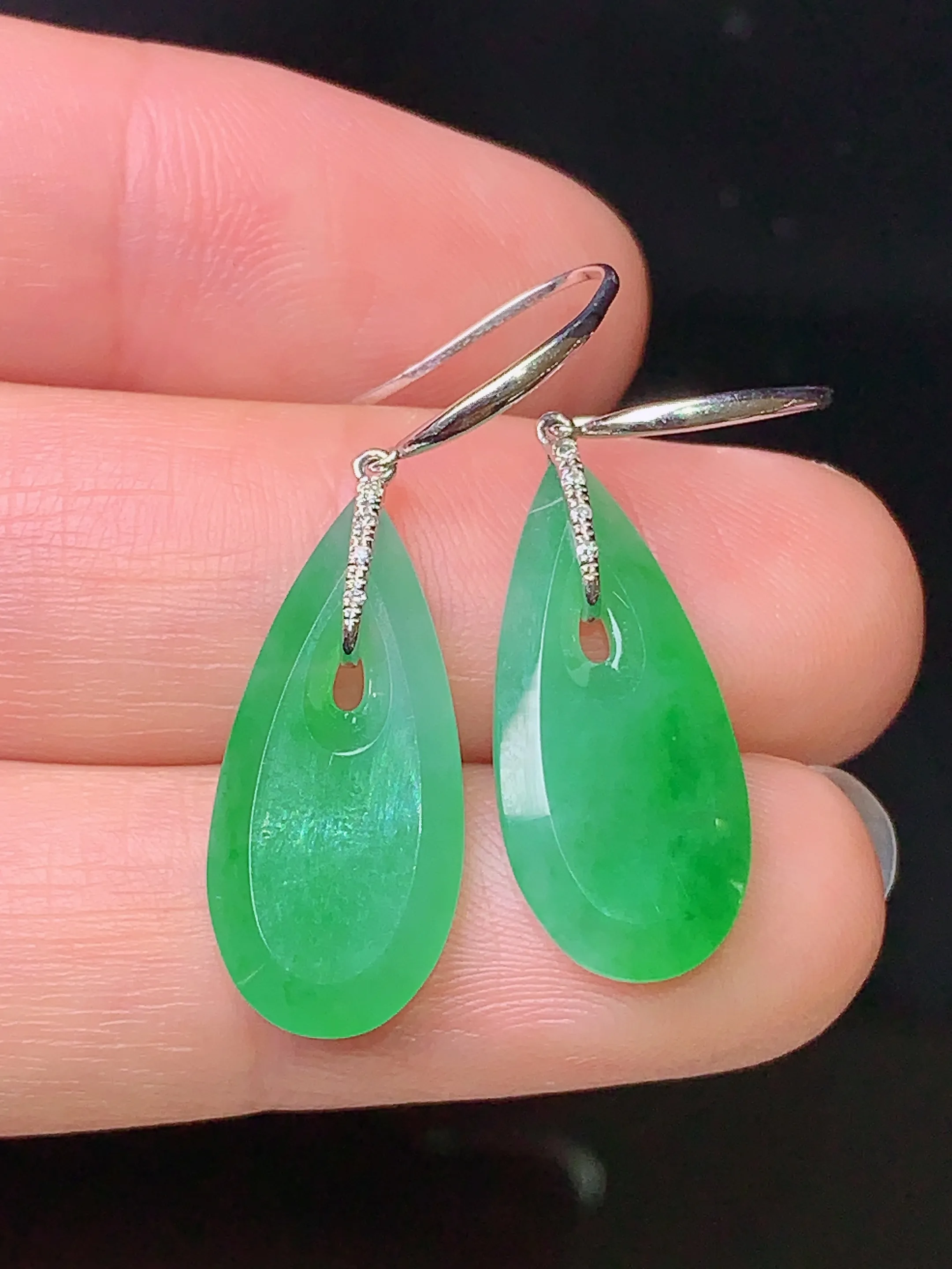 18k金钻镶嵌翠绿水滴耳坠 玉质细腻 色泽艳丽 水润亮眼  整体尺寸19.5*9*2.7