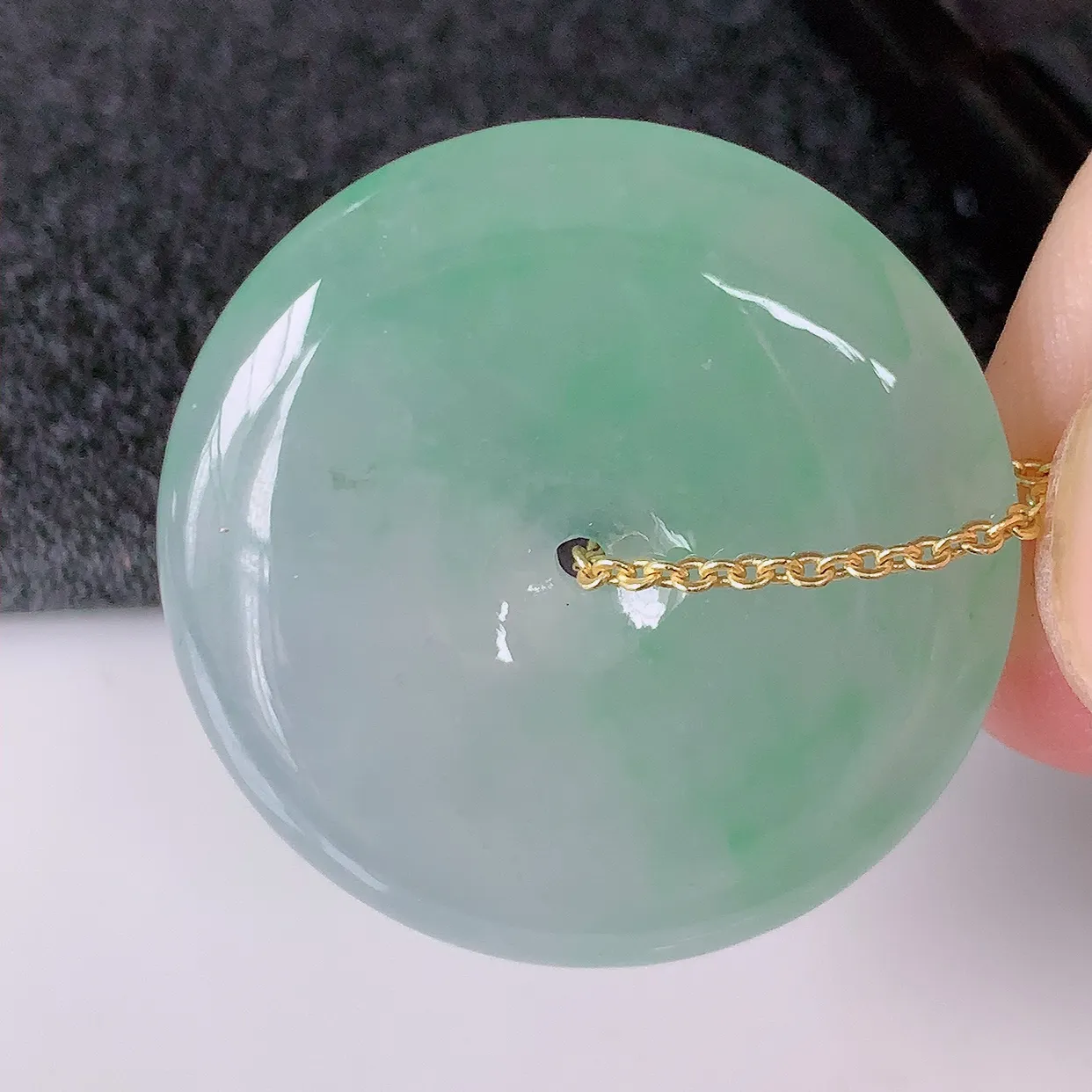 自然光实拍，冰种飘绿翡翠平安扣吊坠，玉扣，平安是福；很美的料子，平安扣佩戴优雅迷人！#57.29