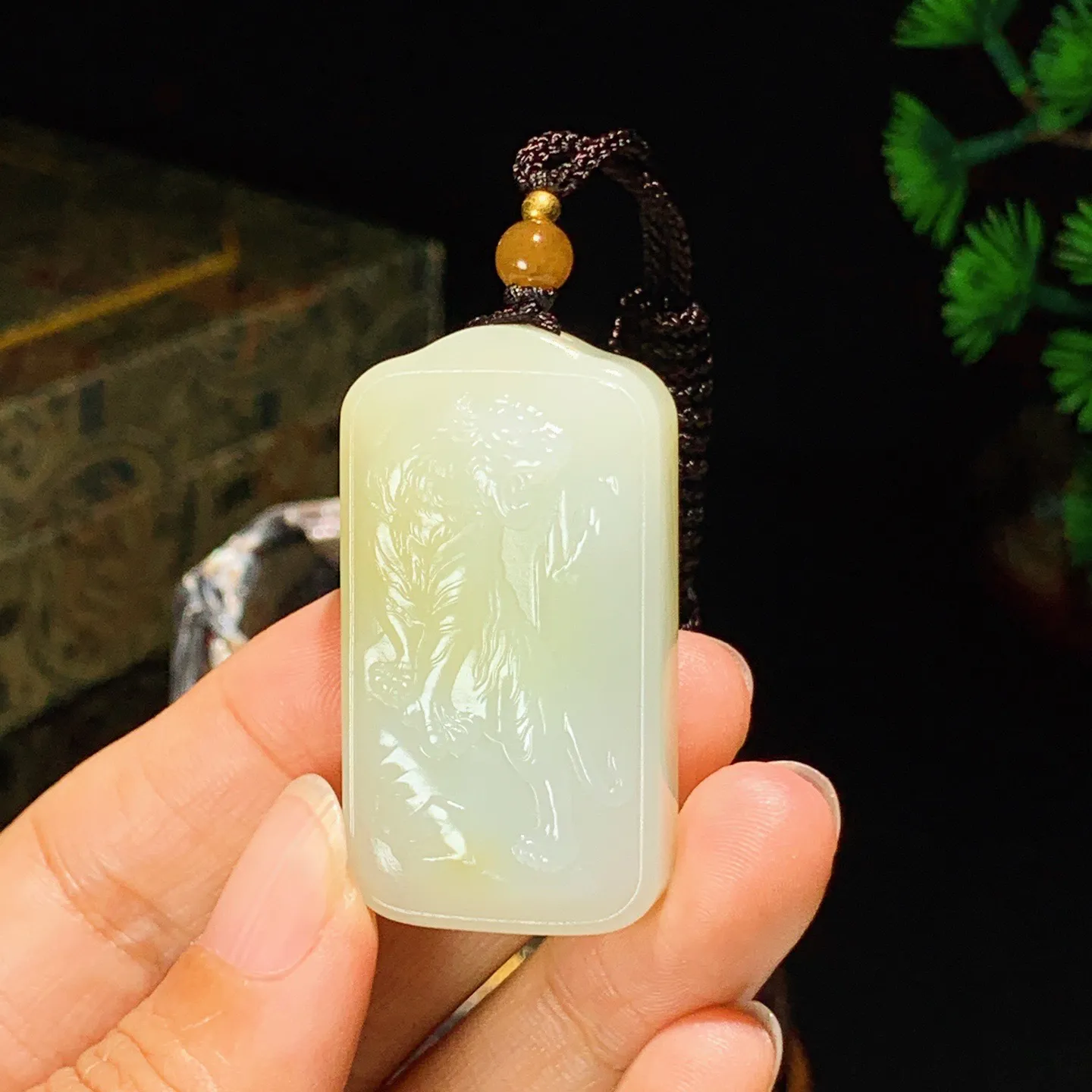 新疆和田玉且末糖上山虎牌子挂件。尺寸45/25/12重31克 白度一级。玉质细腻油润 脂粉好，品质好。lt251030