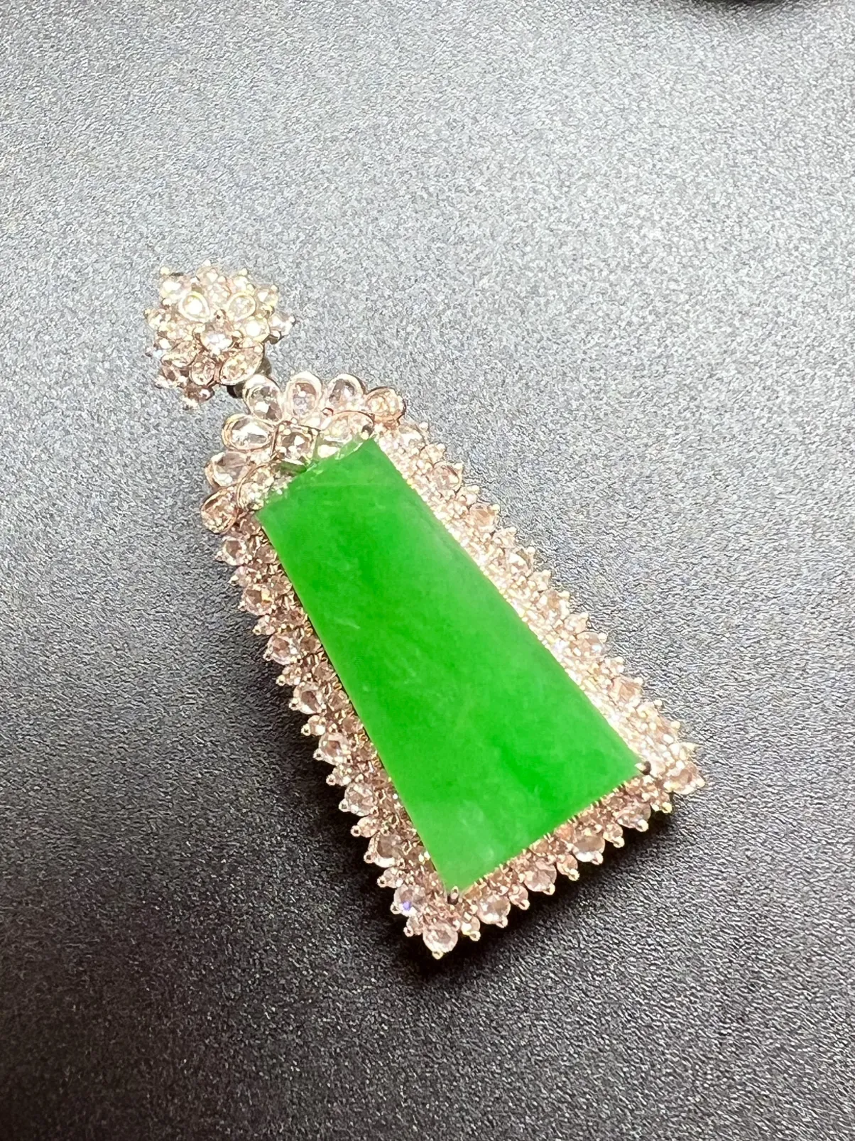 满绿平安无事牌色阳、厚装，整体尺寸40.5*18.9*12.5 祼石尺寸22.8*12.1*2.8