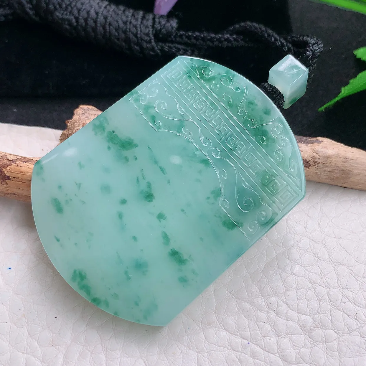 yl自然光53.8*41*5.8天然缅甸翡翠怀古雕飘花平安无事牌玉吊坠