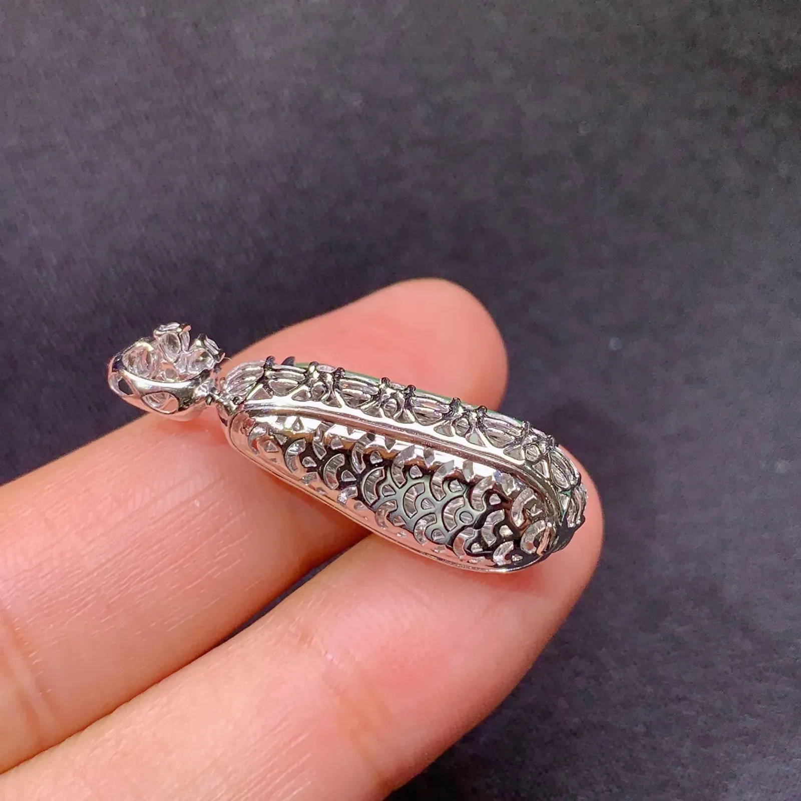 冰阳绿福豆吊坠，18k金镶嵌，冰润色阳，玉质细腻，种水足 尺寸29.7*10.3*9.6