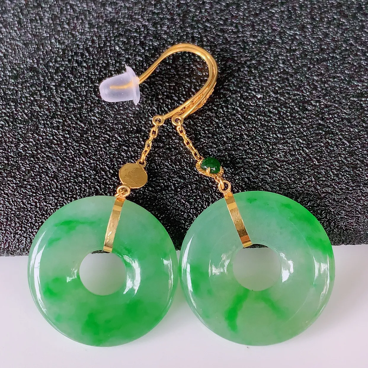 18k金镶嵌翡翠耳坠，沁人心脾，耳坠佩戴效果大气出众，尽显气质。种水好，胶感足，颜相当漂亮，高性价比