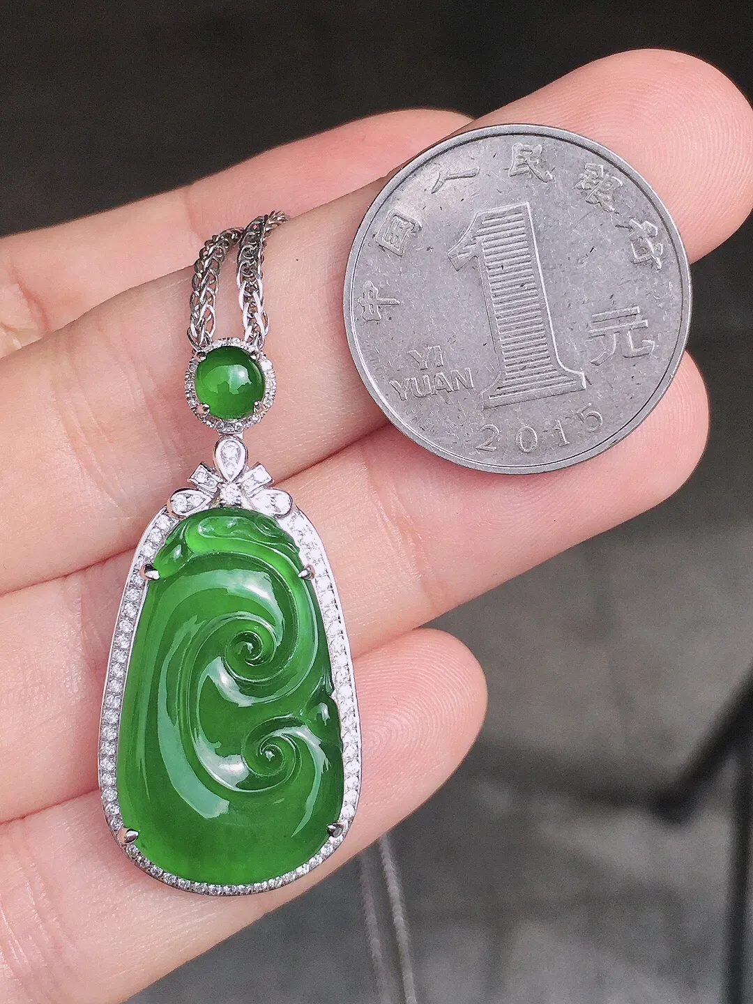 满绿如意吊坠，色泽均匀浓郁，玉质细腻，荧光感超
强，饱满圆润，尽显优雅气质，18k
金豪华镶嵌