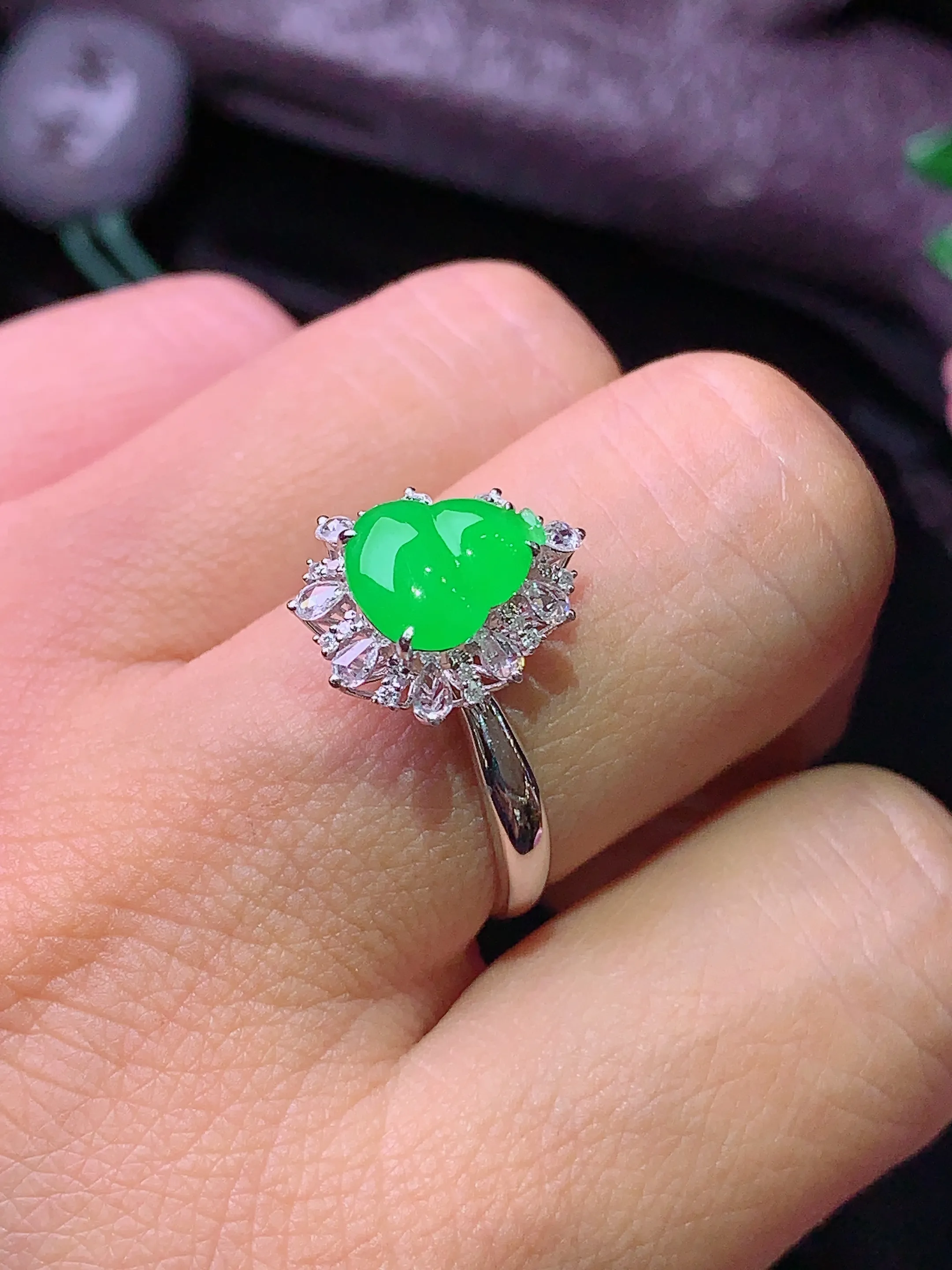 18k金钻镶嵌翠绿葫芦戒指 玉质细腻 色泽艳丽 水润亮眼  圈口15.5 整体尺寸15.8*11.7*8.6