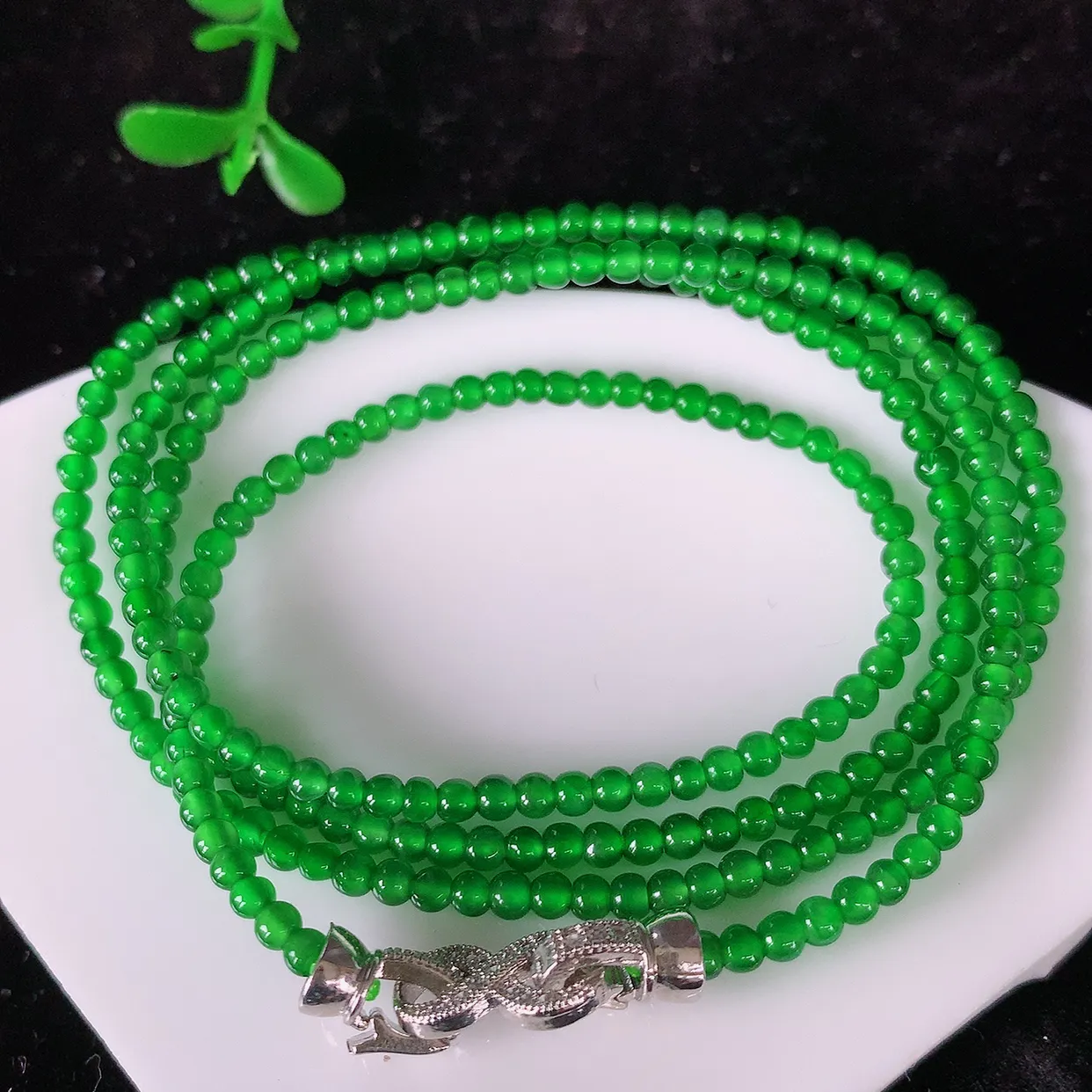 自然光实拍，冰种满色翡翠项链，翠色灵动，玉质细腻，颜色漂亮，品相佳，佩戴佳品！#81.29取一尺寸2.6mm