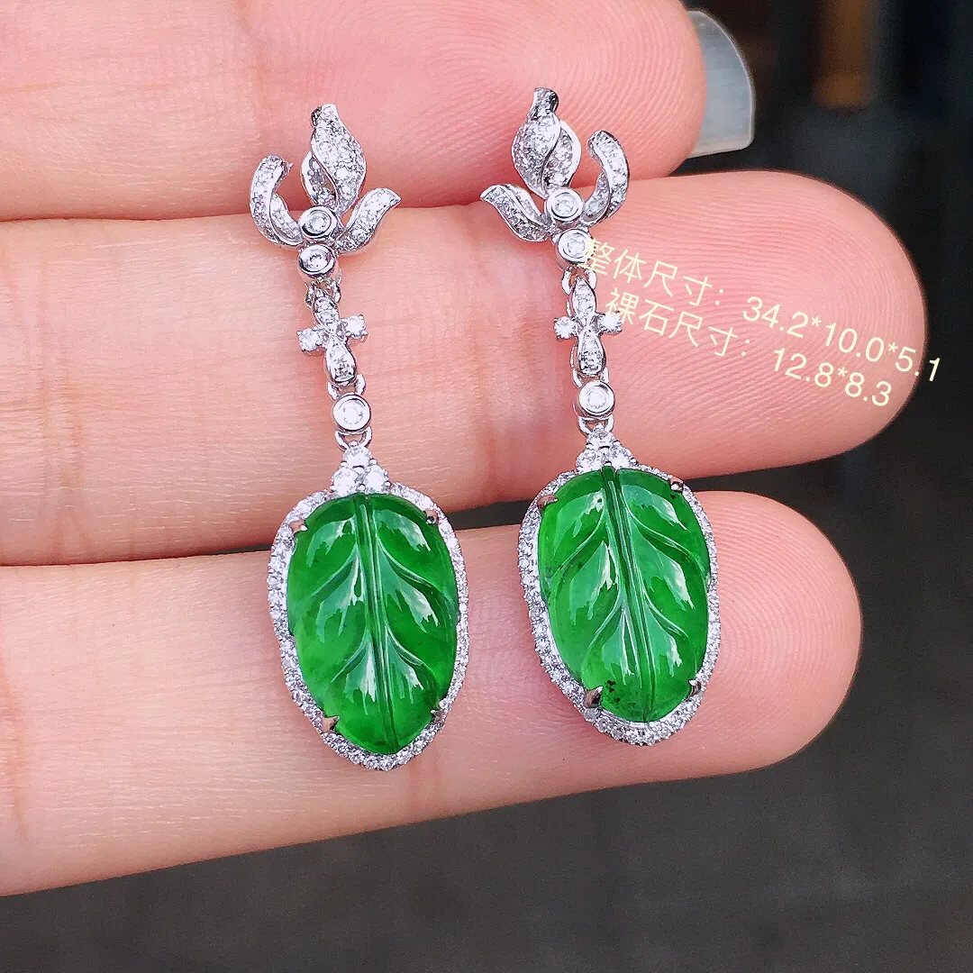 阳绿玉叶耳坠，色泽均匀艳丽，玉质细腻，荧光感超
强，饱满圆润，尽显优雅气质，18k
金豪华镶嵌