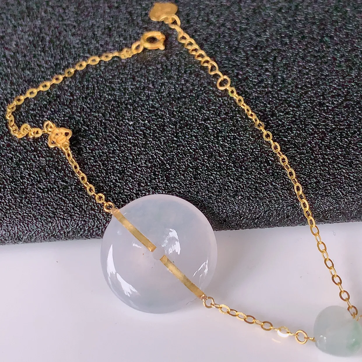 自然光实拍 18k金镶嵌冰种翡翠平安扣手链，沁人心脾，豪华镶嵌而成，手链佩戴效果大气出众，尽显气质。翡翠种水好，胶感足，颜相当漂亮，高性价比，值得入手品鉴！#57.29平安扣16*3.5