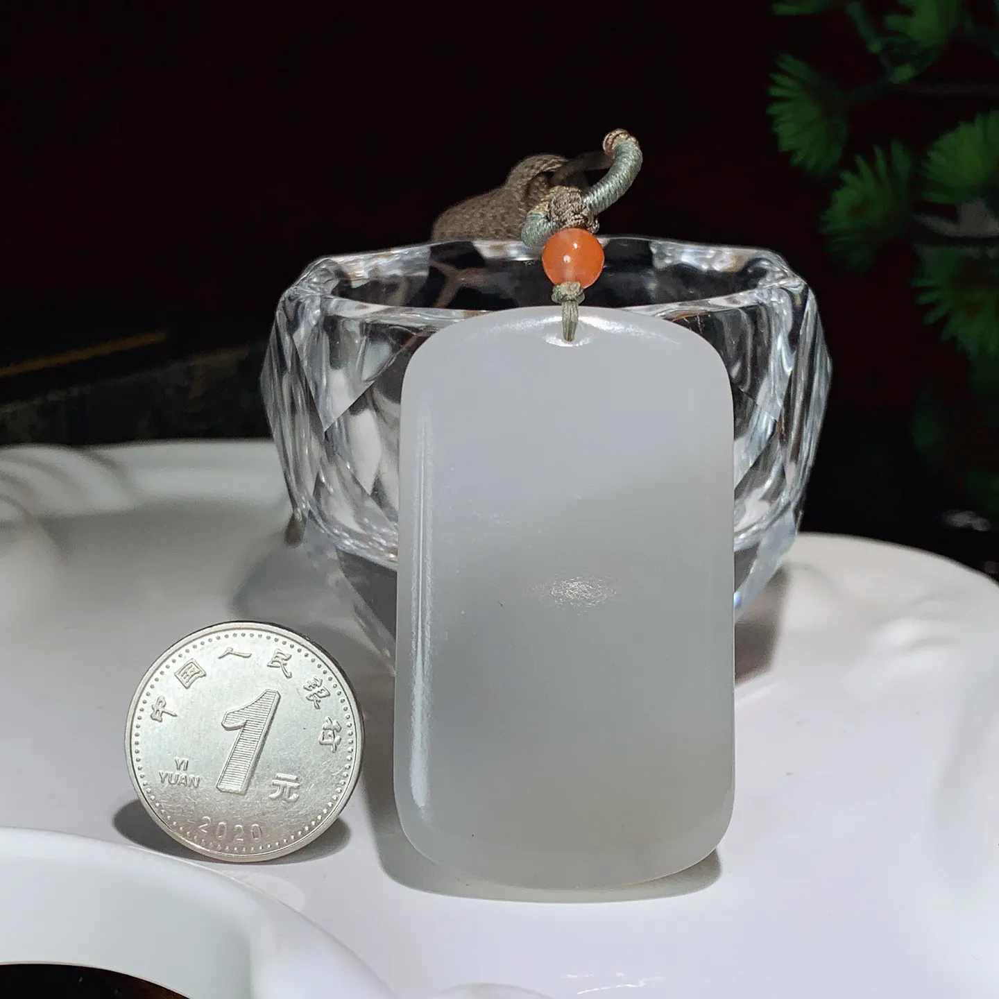 和田玉白加紫平安无事牌挂件。尺寸52/30/7重32.7克 白度一级。玉质细腻油润 脂粉好，品质好。lt251030