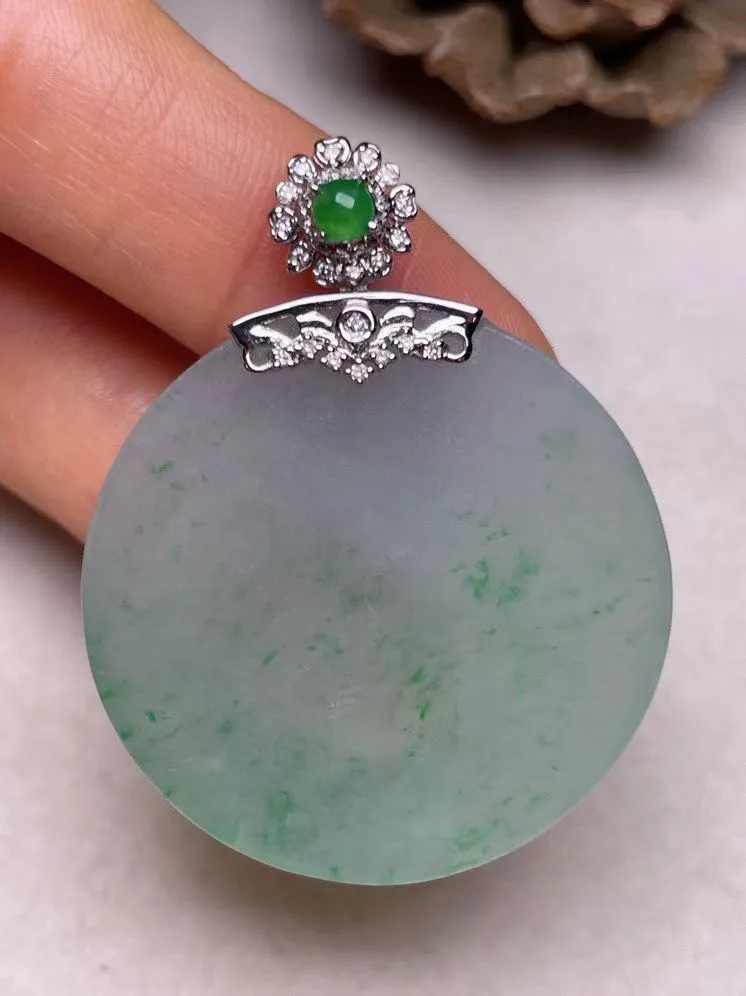 冰种飘绿平安扣吊坠、真金真钻镶嵌，种水好，玉质细腻 .裸石尺寸 33.0