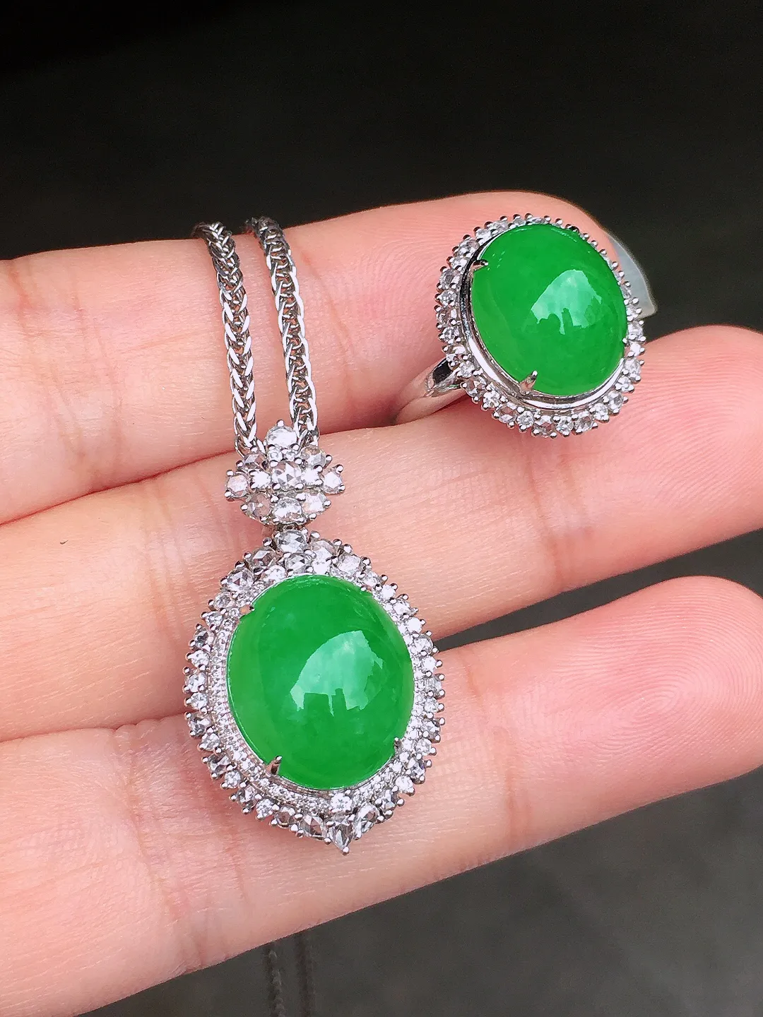 阳绿蛋面套装（吊坠+戒指），色泽均匀艳丽，玉质细腻，荧光感超
强，饱满圆润，尽显优雅气质，18k
金豪华镶嵌