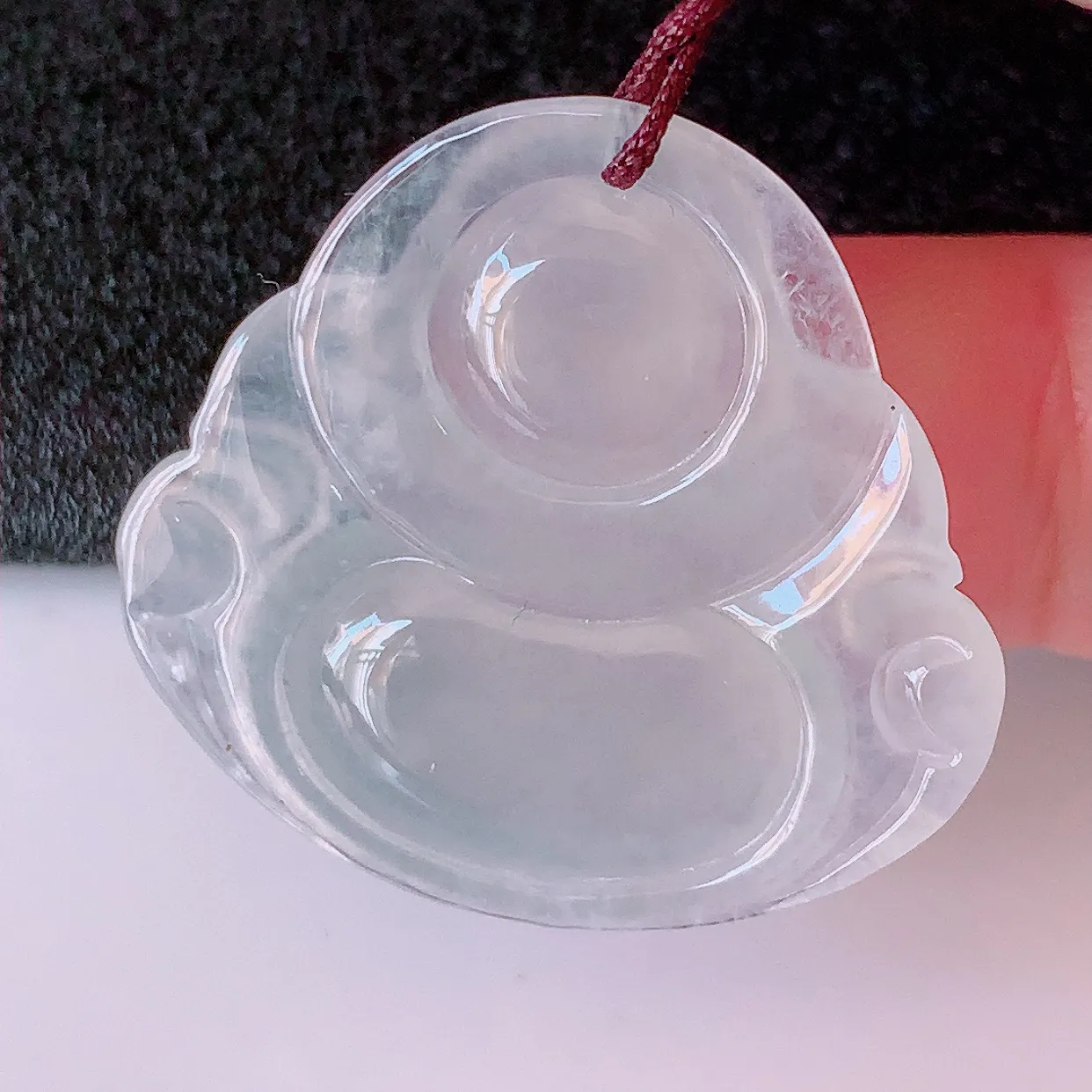 自然光实拍，冰种佛公翡翠吊坠，饱满， 佛公亦保平安，寓意有福（佛公）相伴，品相佳，配戴优雅迷人！#57.26