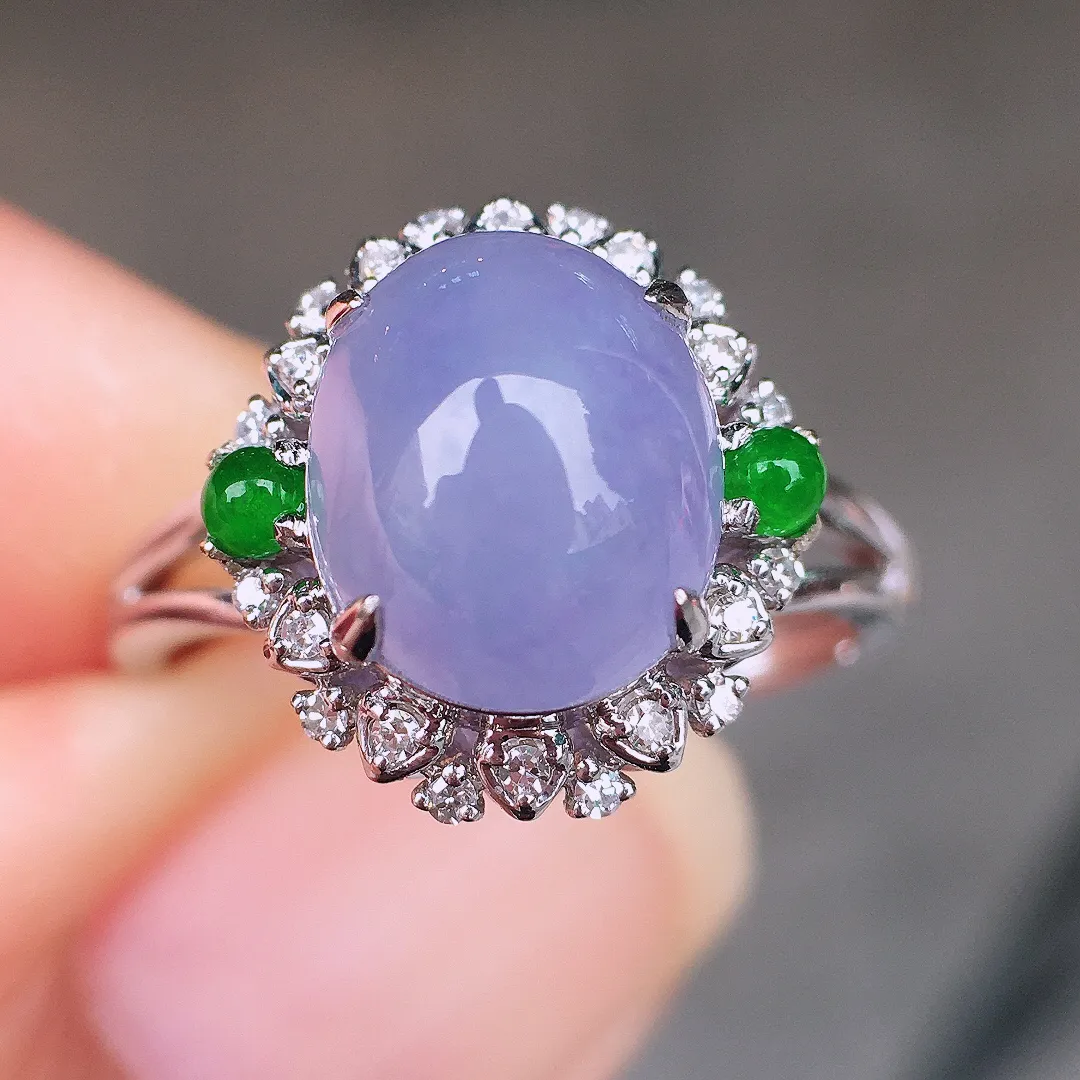 紫罗兰蛋面戒指，色泽均匀艳丽，玉质细腻，荧光感超
强，饱满圆润，尽显优雅气质，18k
金豪华镶嵌