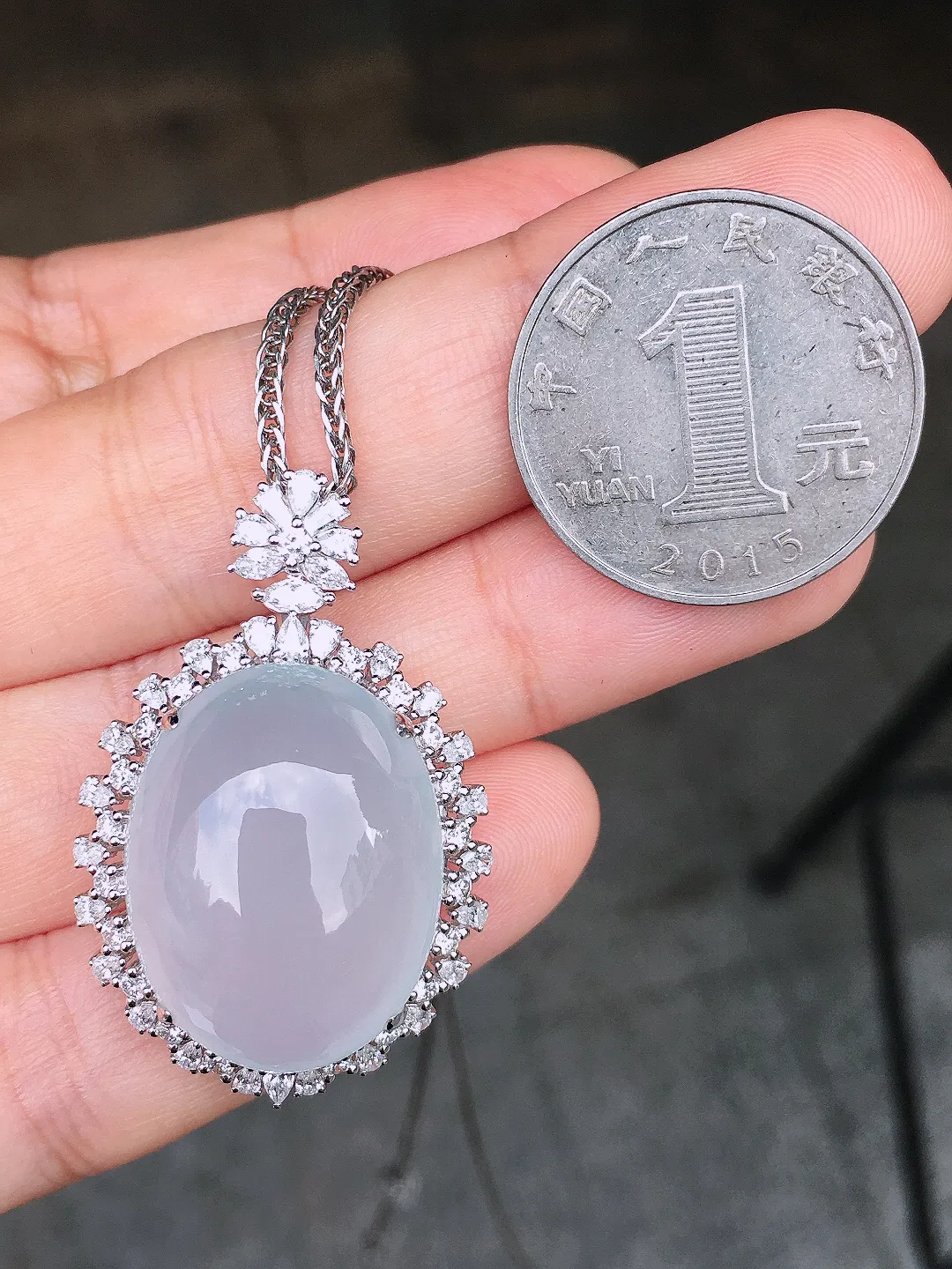 冰种蛋面吊坠，玉质细腻，荧光感超
强，饱满圆润，尽显优雅气质，18k
金豪华镶嵌