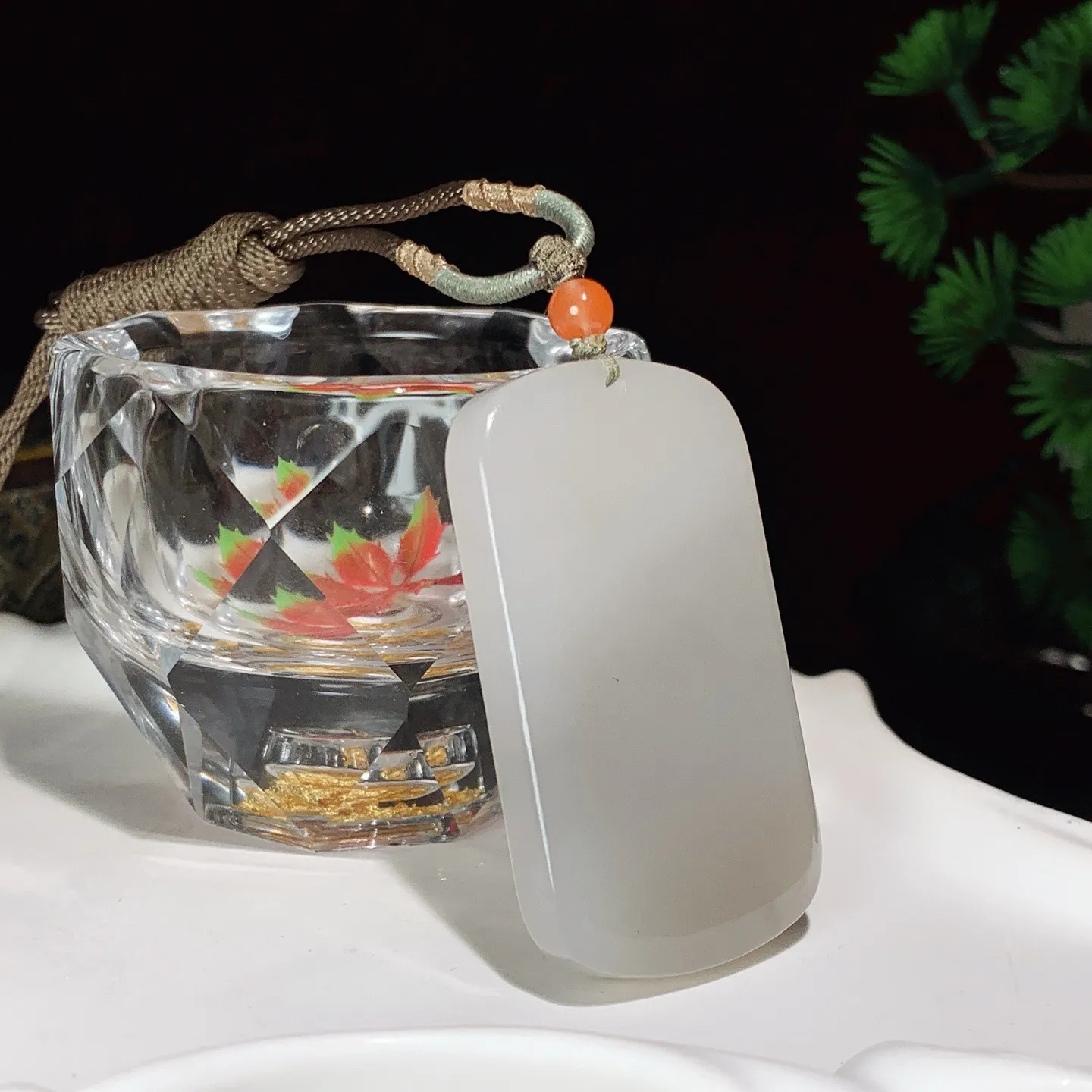 和田玉白加紫平安无事牌挂件。尺寸52/30/7重32.7克 白度一级。玉质细腻油润 脂粉好，品质好。lt251030