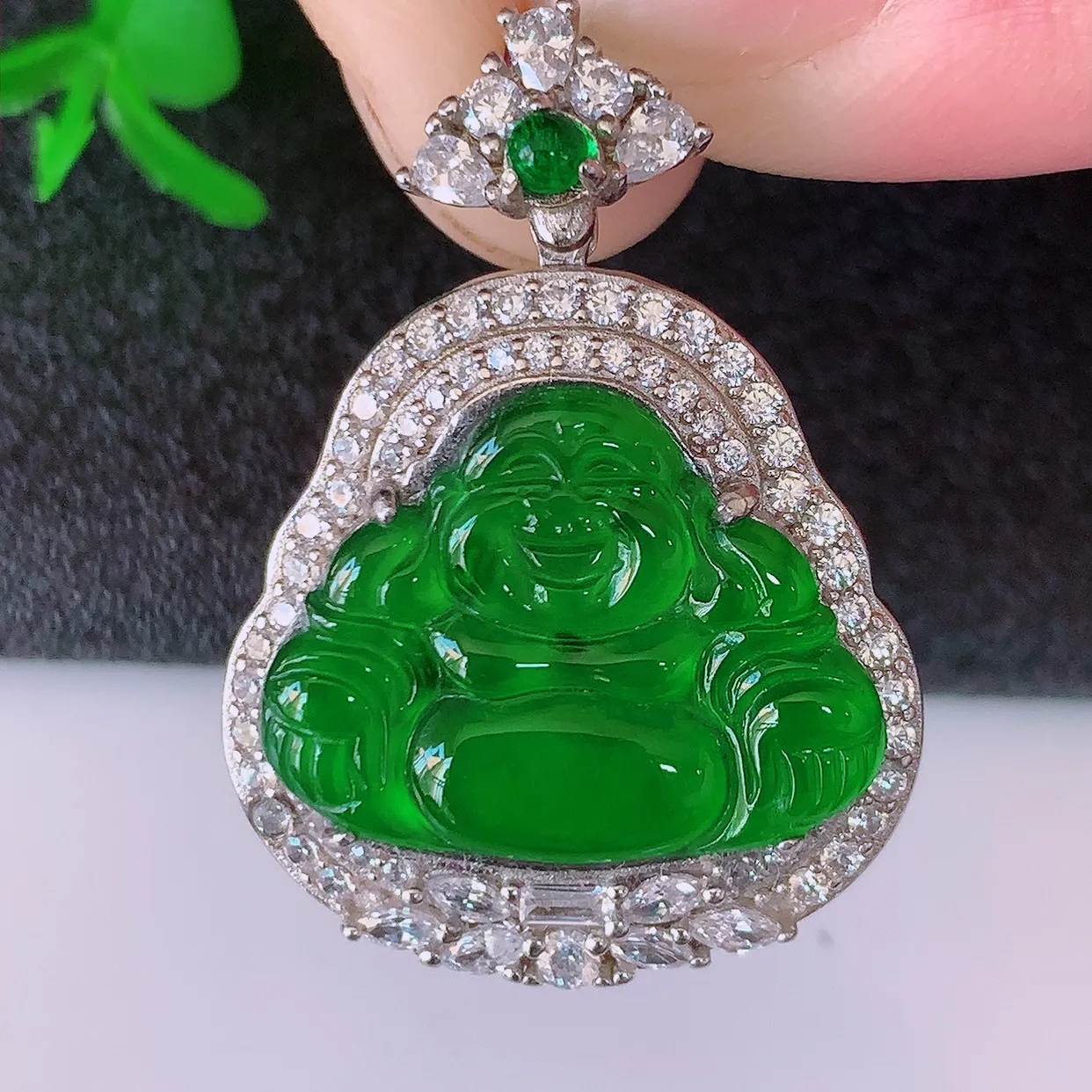 冰透满绿翡翠925银镶嵌佛公吊坠，自然光实拍，翠色灵动，颜色漂亮，种老水足，品相佳，佩戴佳品！#97.26整体30*22*8裸石19-14.8