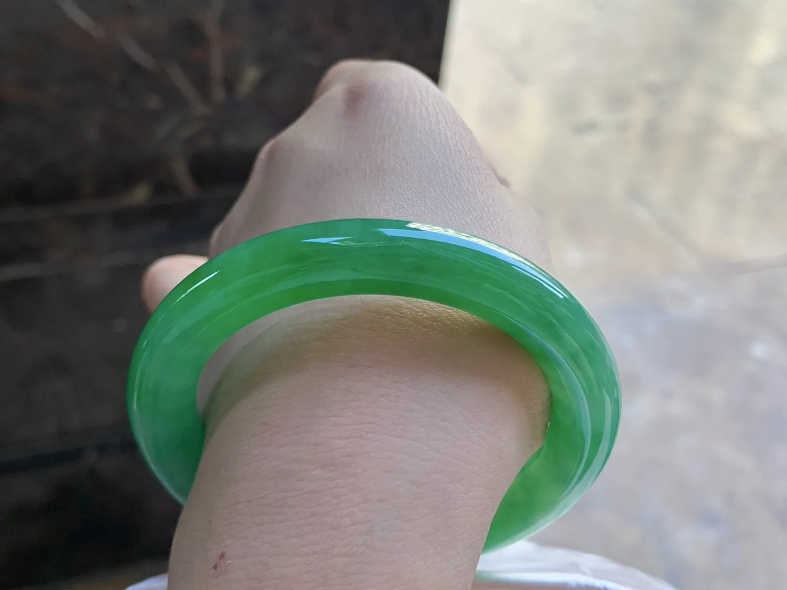 54.5-9.8

辣阳绿色圆条手镯^_^颜色鲜艳 玉质温润