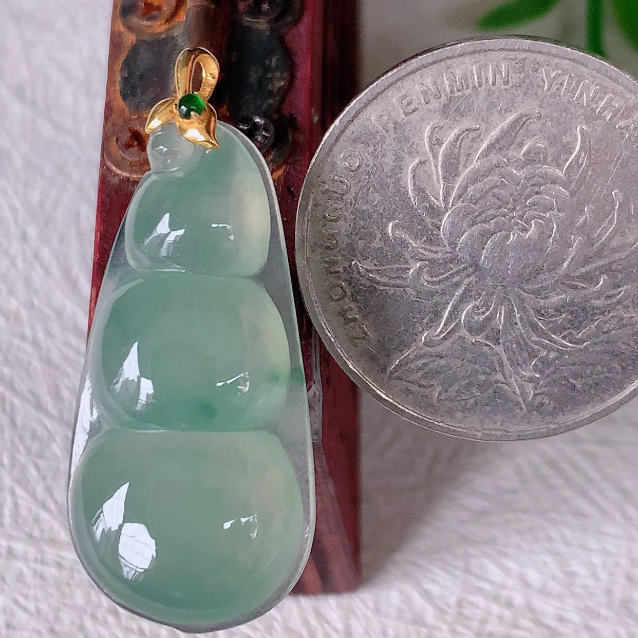 18K金镶嵌冰种飘花翡翠四季豆吊坠，平安豆福豆玉坠，冰润通透，豆粒饱满，寓意：豆蔻年华！#93.29整体33.8裸石29.5*14.5*5.5