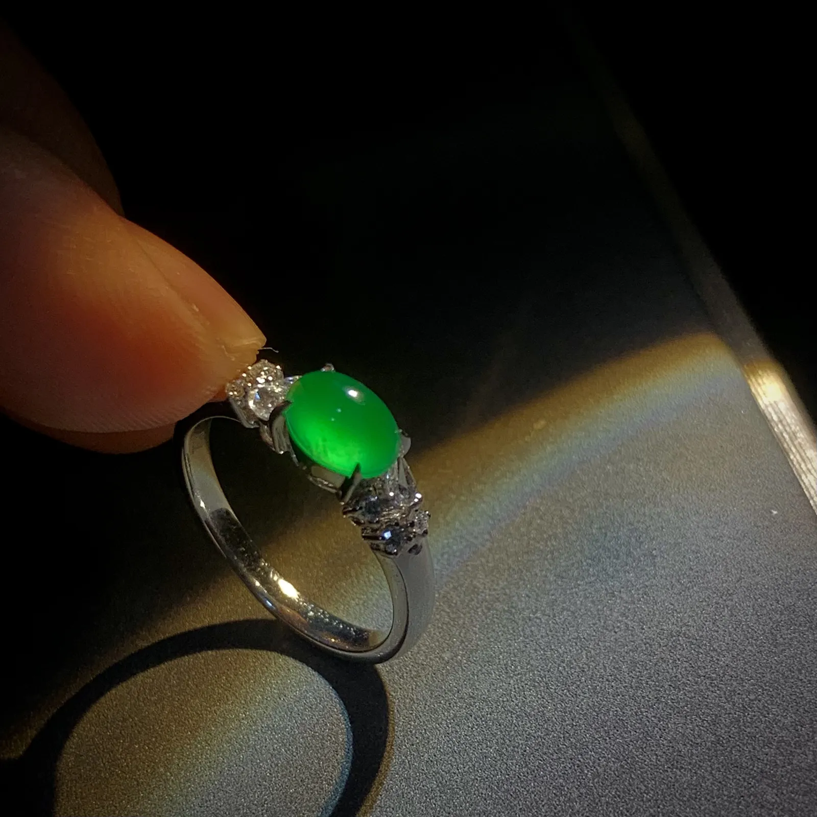 绿戒指，裸石7.2-5.6-3.6mm，
14#可改，18K金，南非钻，。