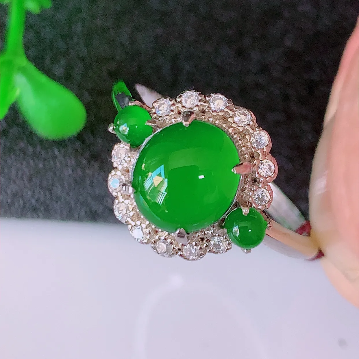 冰透满绿翡翠925银镶嵌戒指，自然光实拍，翠色灵动，颜色漂亮，种老水足，品相佳，佩戴佳品！#97.26（圈口可调大小）整体25*17.8*6.5裸石7.6-6.8