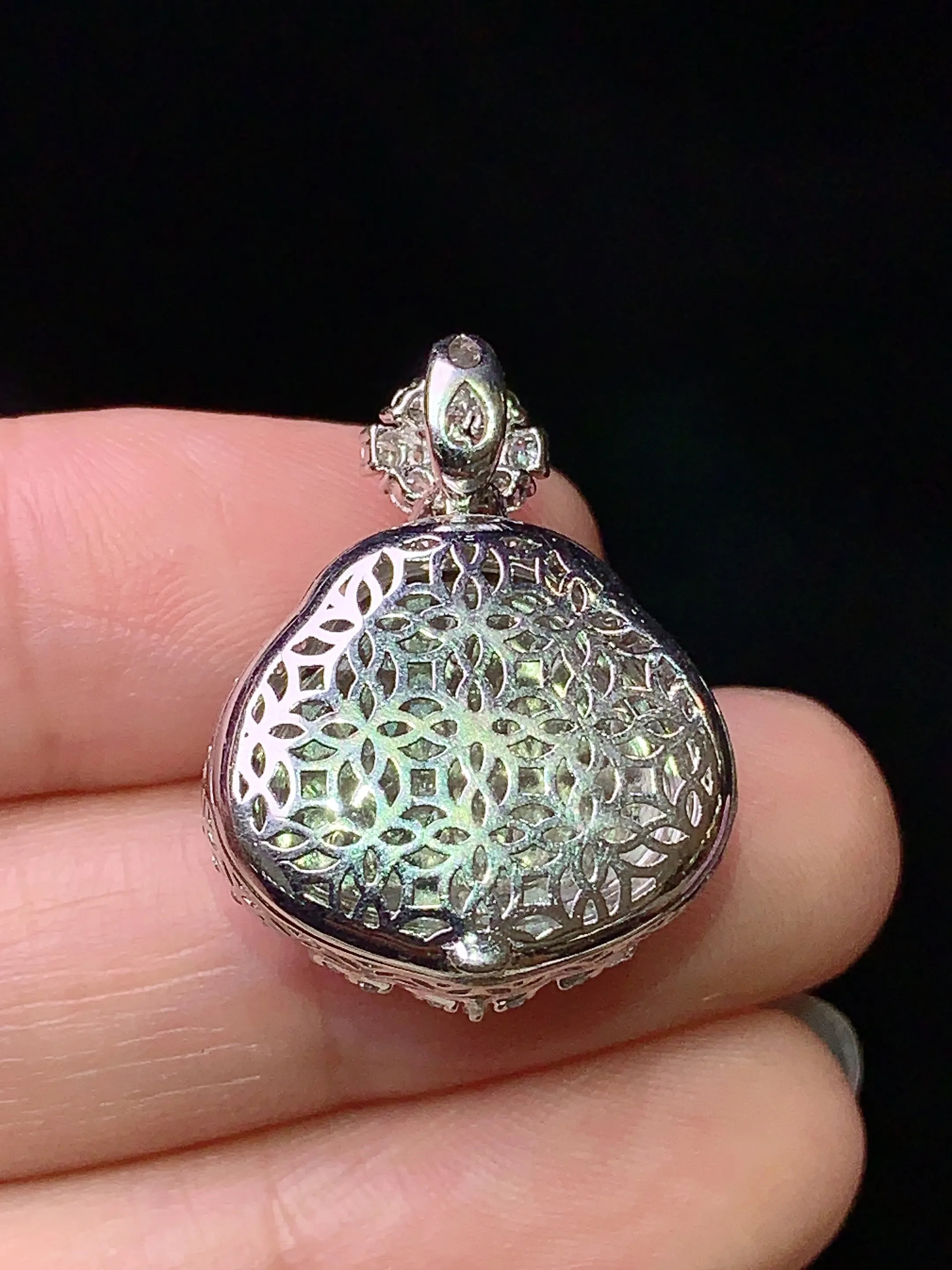 18k金钻镶嵌飘绿佛公吊坠 玉质细腻 色泽艳丽 水润亮眼  整体尺寸24.8*19.3*9.8