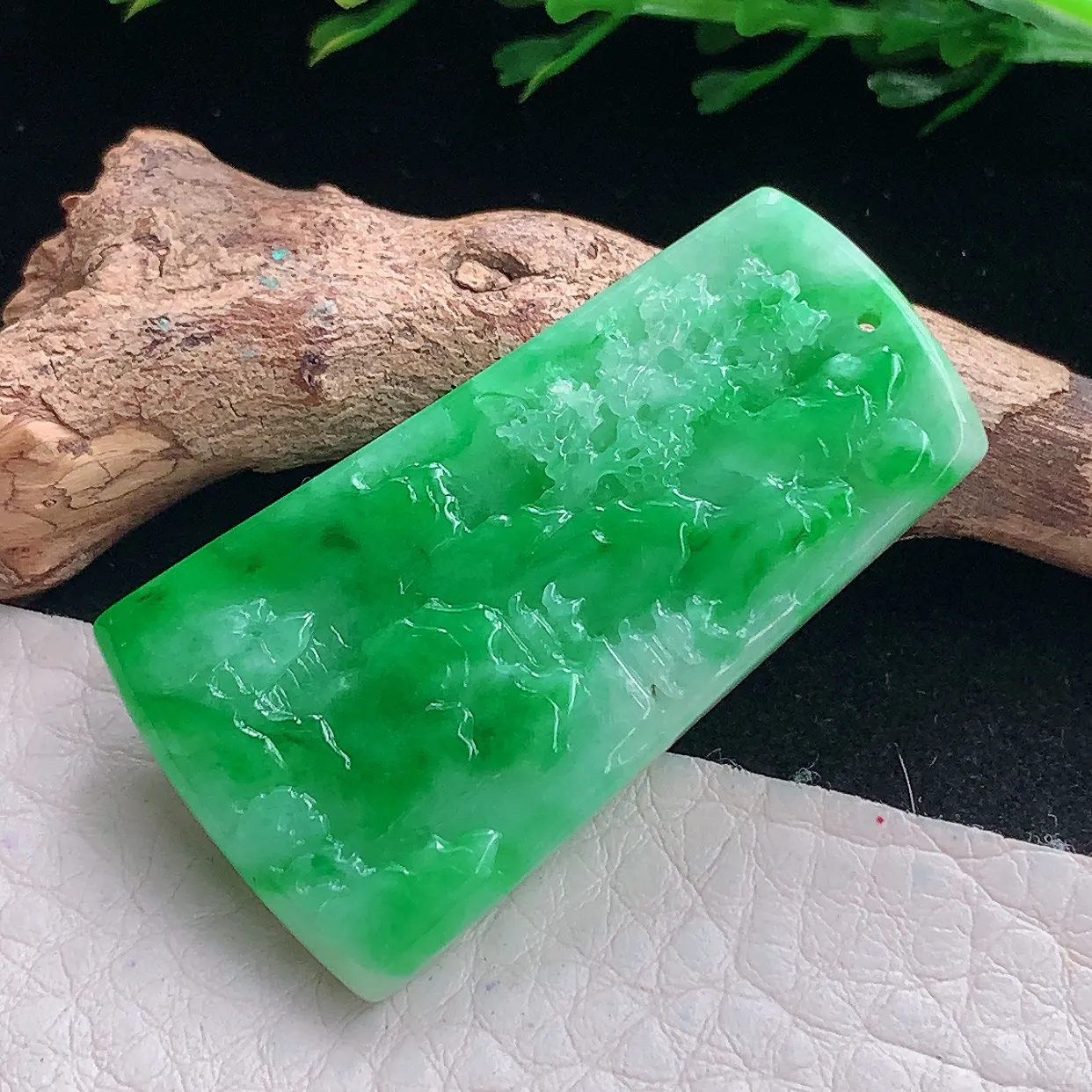 zzx自然光40.3*21.8*4.8天然缅甸翡翠阳绿山水 大好河山玉吊坠