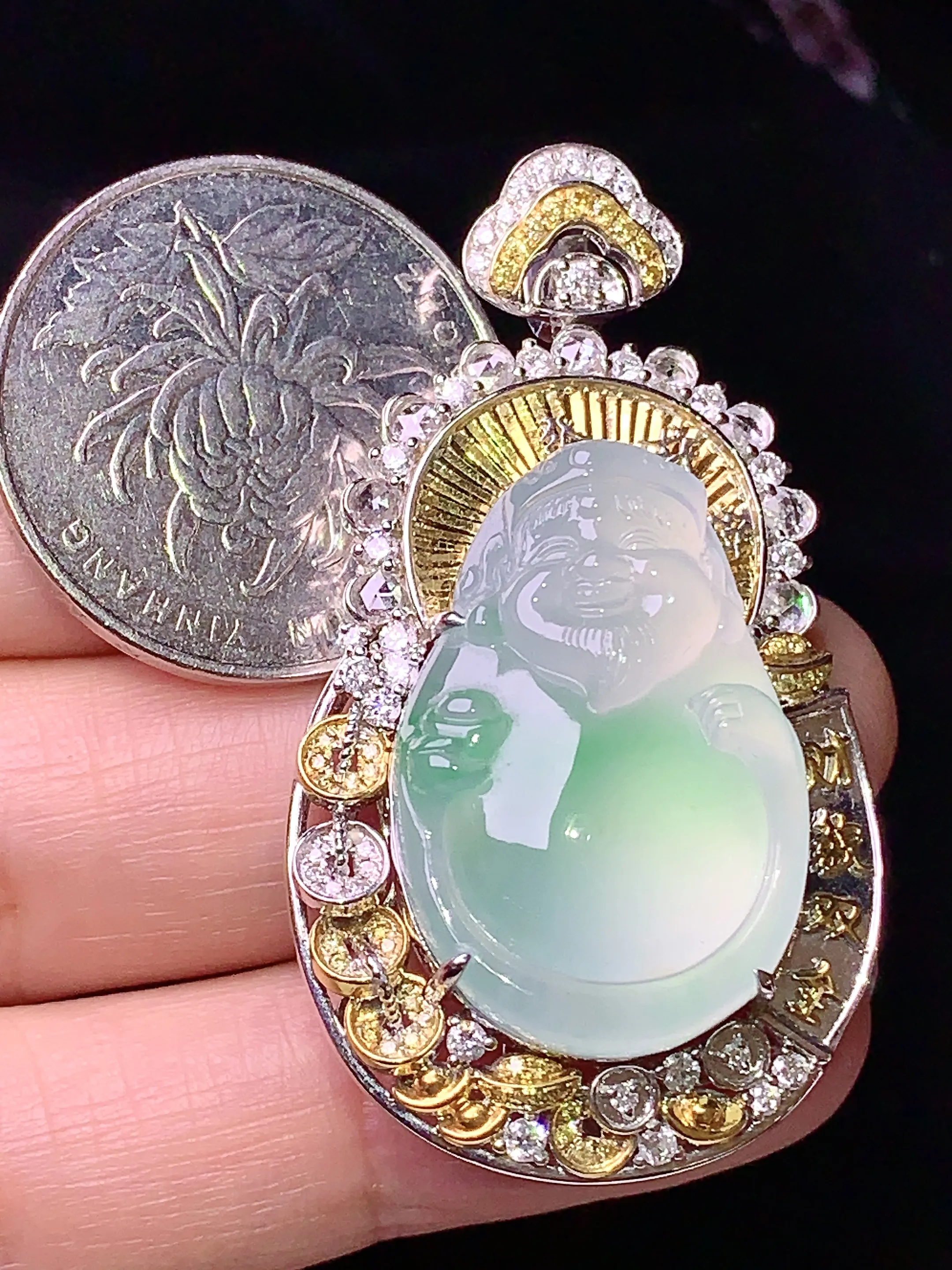 18k金钻镶嵌冰种财神吊坠 玉质细腻 色泽艳丽 水润亮眼  整体尺寸47.3*25*12.3
