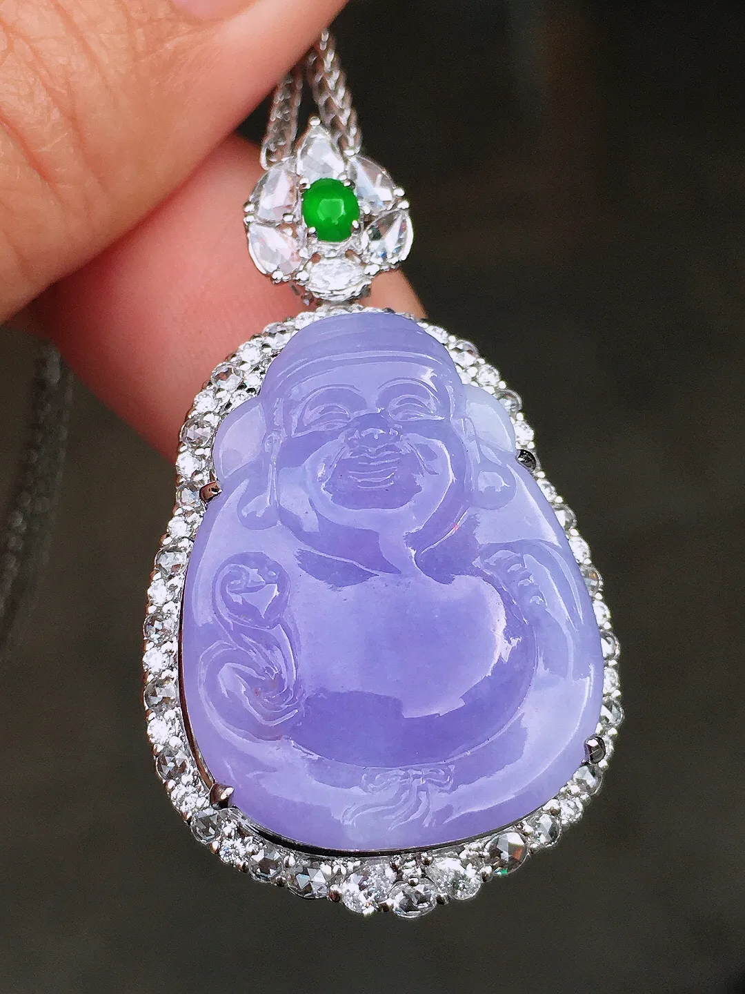 紫罗兰【财神爷】吊坠，色泽均匀艳丽，玉质细腻，荧光感超
强，饱满圆润，尽显优雅气质，18k
金豪华镶